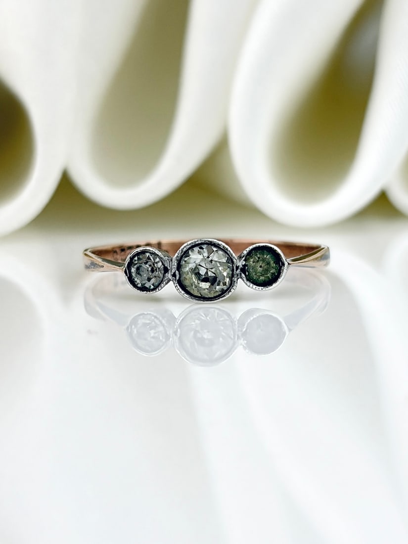 Antique 9ct Gold and Silver Set Paste 3 Stone Ring: Antique 9ct gold a