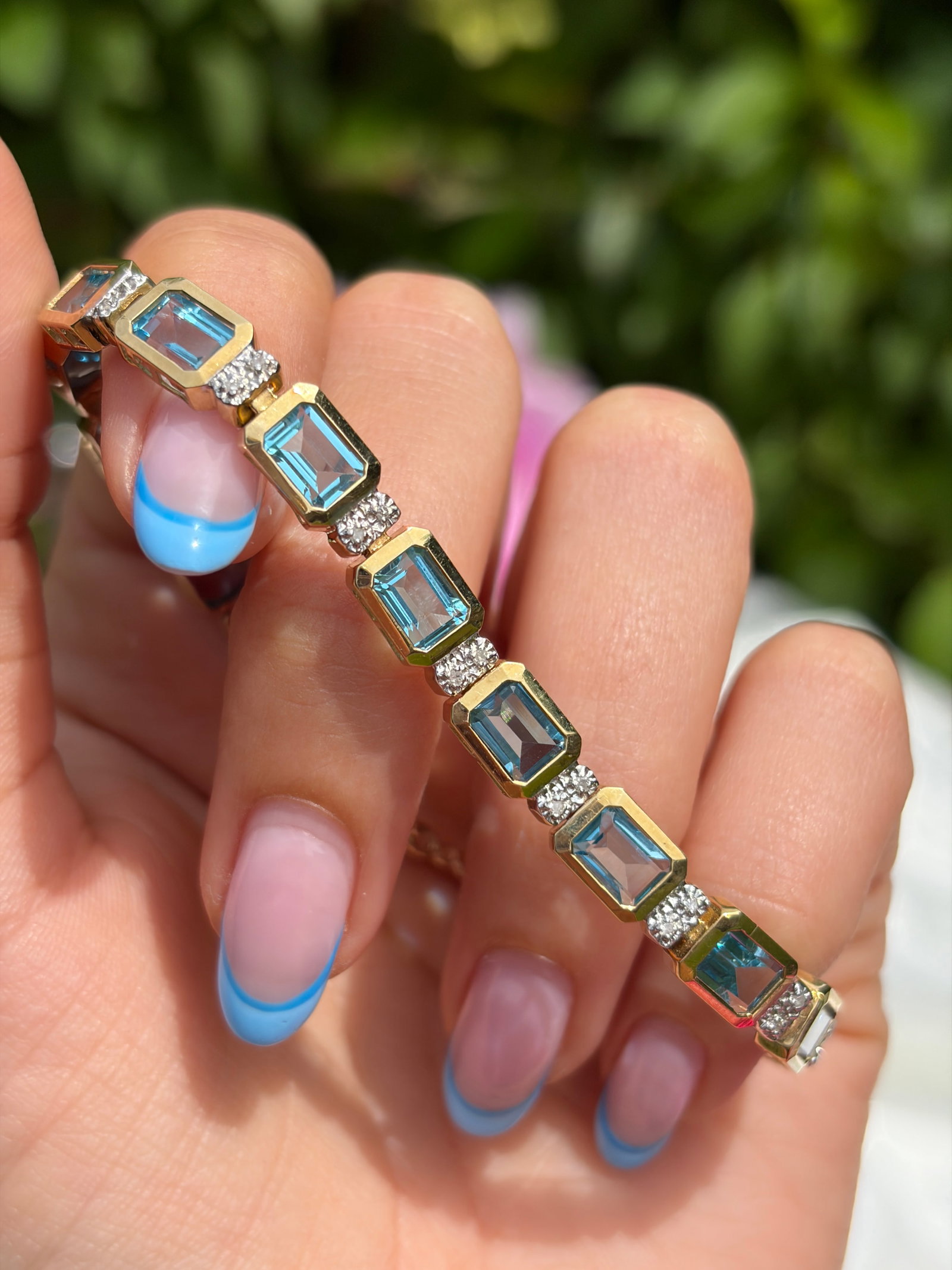 LOVELY 10CT YELLOW GOLD BLUE TOPAZ AND DIAMOND LINE BRACELET - 10