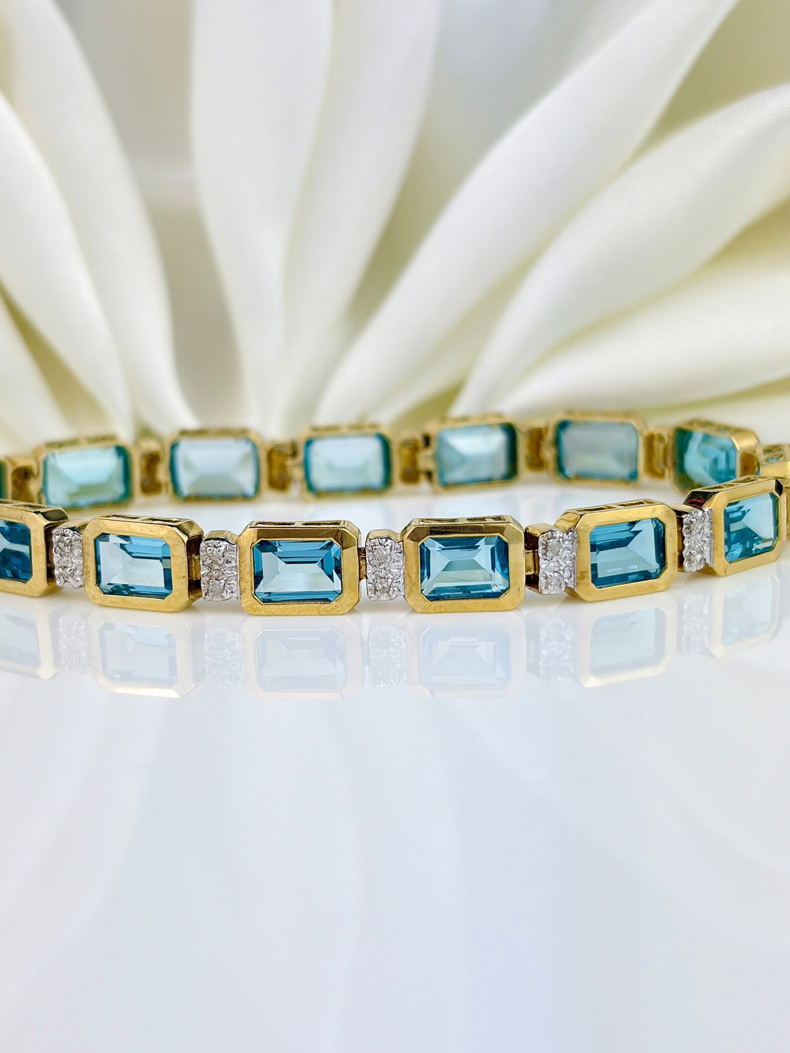 LOVELY 10CT YELLOW GOLD BLUE TOPAZ AND DIAMOND LINE BRACELET - 5