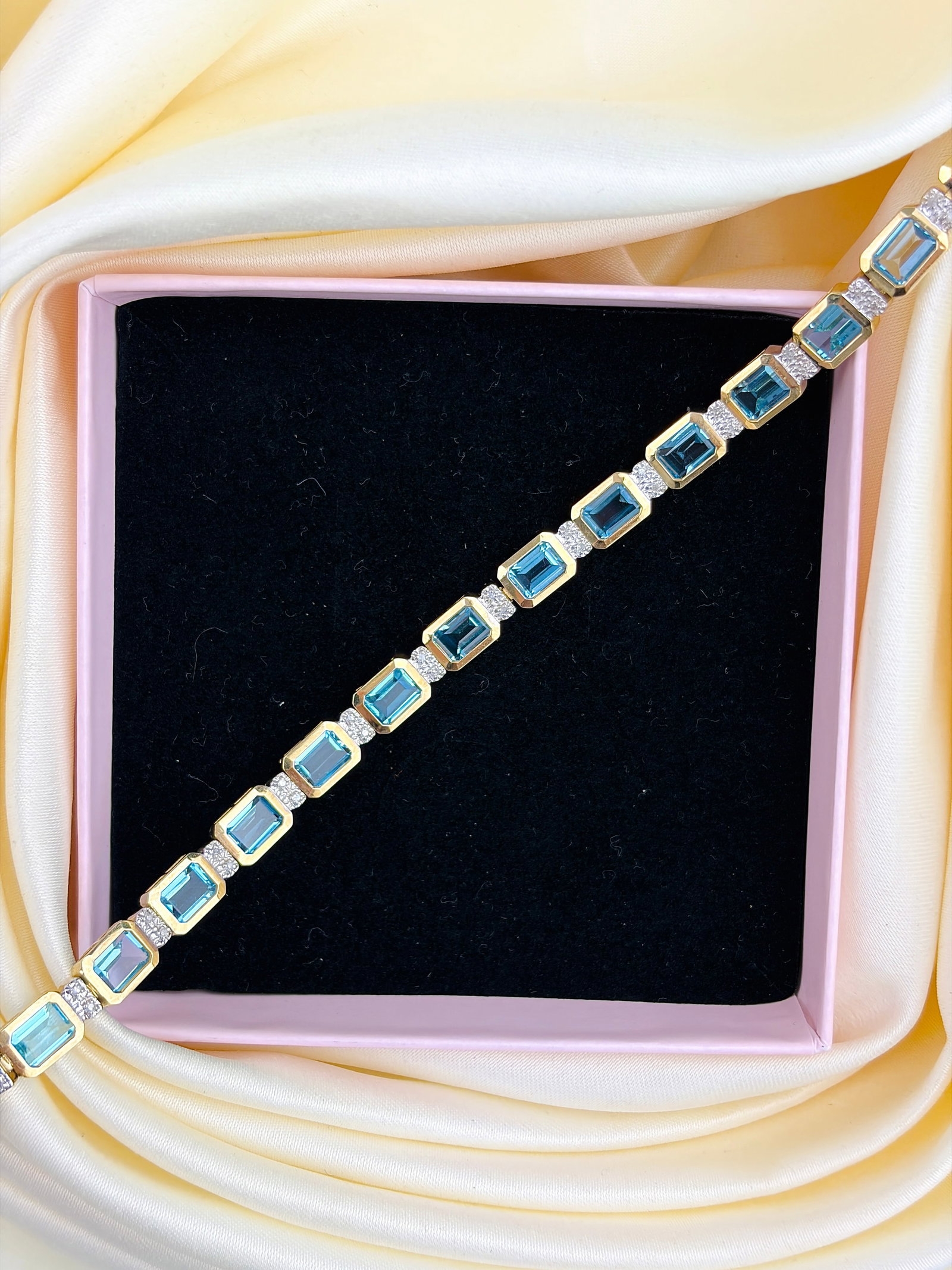 LOVELY 10CT YELLOW GOLD BLUE TOPAZ AND DIAMOND LINE BRACELET - 7