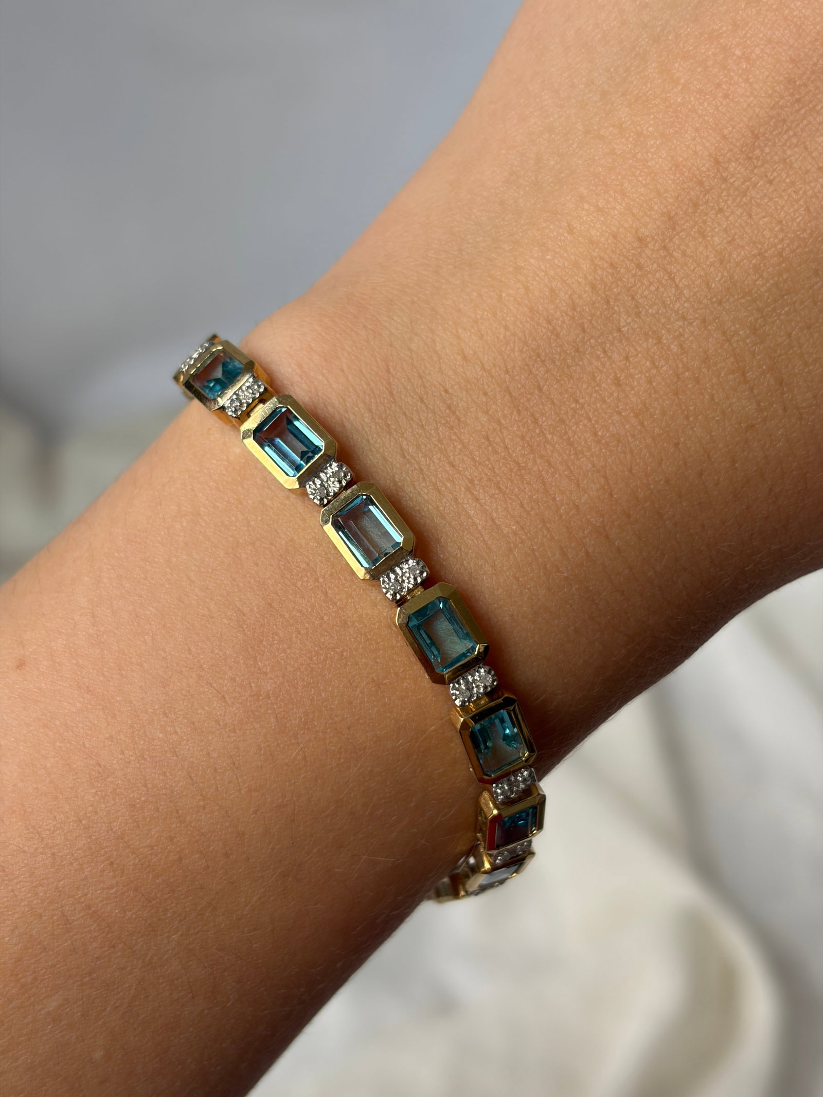 LOVELY 10CT YELLOW GOLD BLUE TOPAZ AND DIAMOND LINE BRACELET - 8