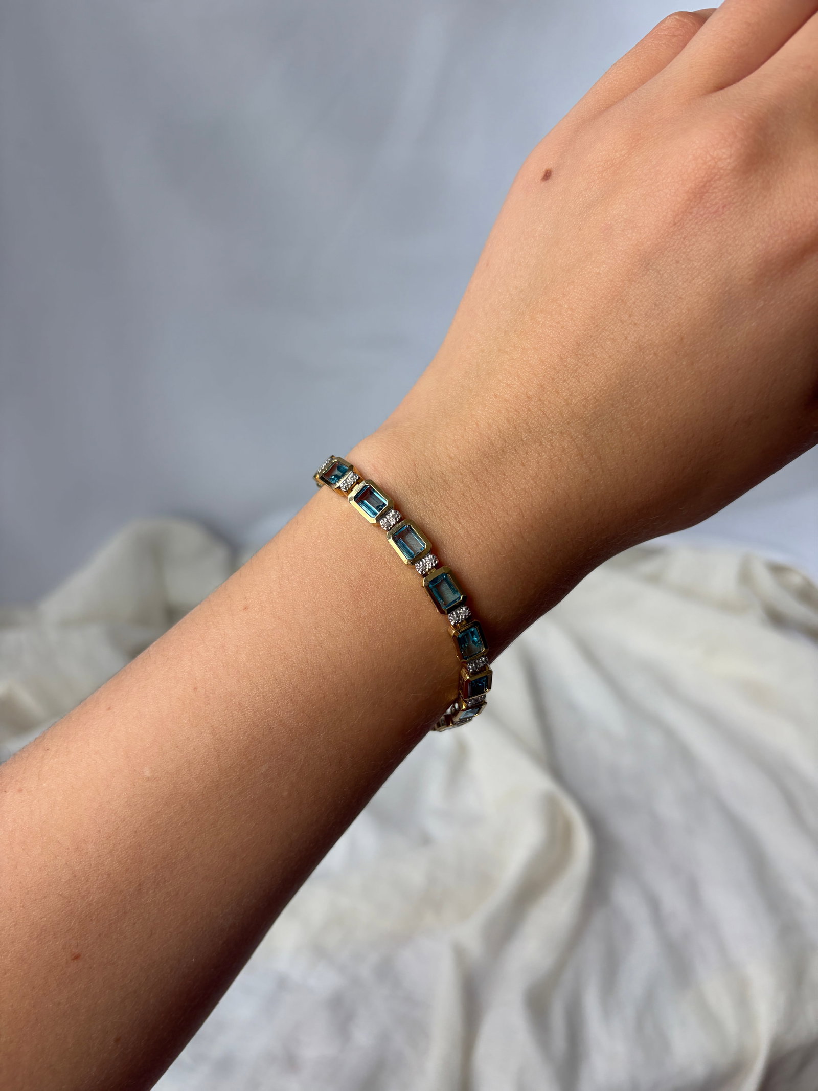 LOVELY 10CT YELLOW GOLD BLUE TOPAZ AND DIAMOND LINE BRACELET - 9