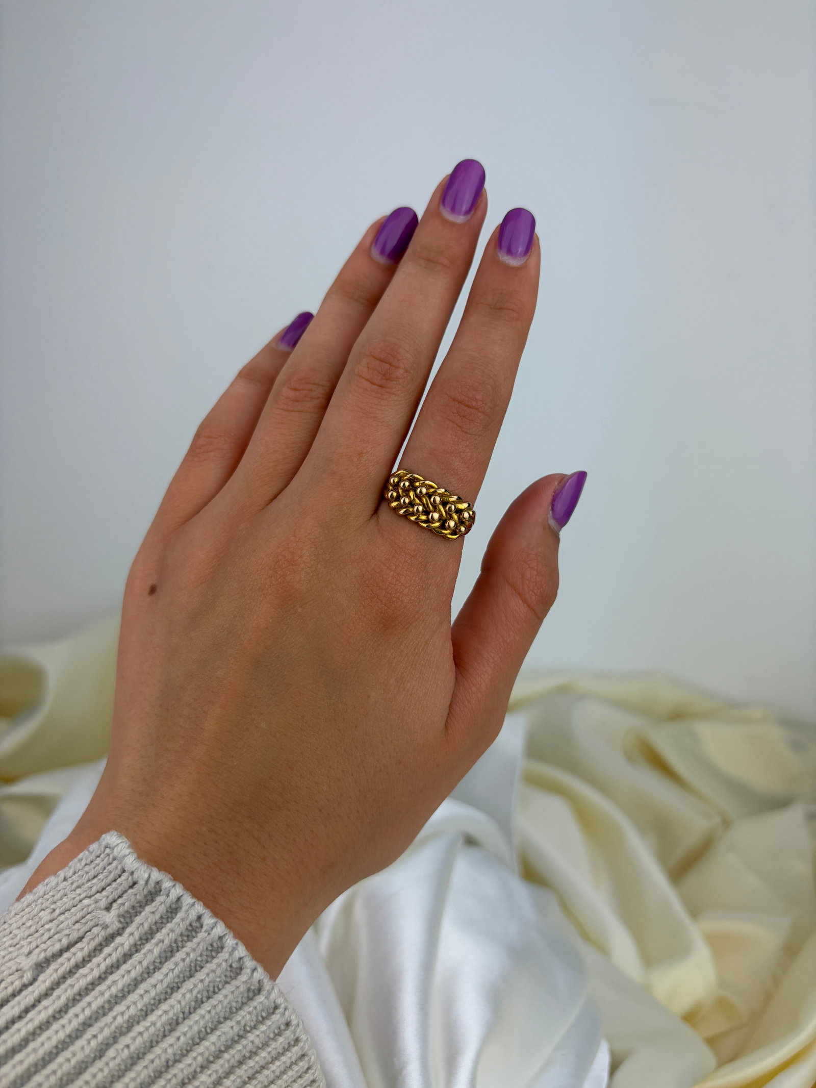 ANTIQUE 9CT YELLOW GOLD LOVE KNOT KEEPER RING - 7