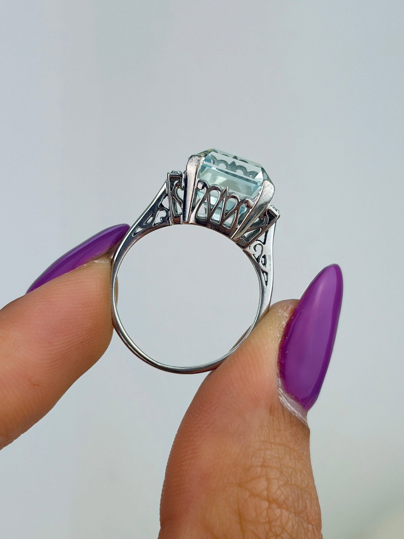 VINTAGE 9CT WHITE GOLD AQUAMARINE AND DIAMOND COCKTAIL RING - 10