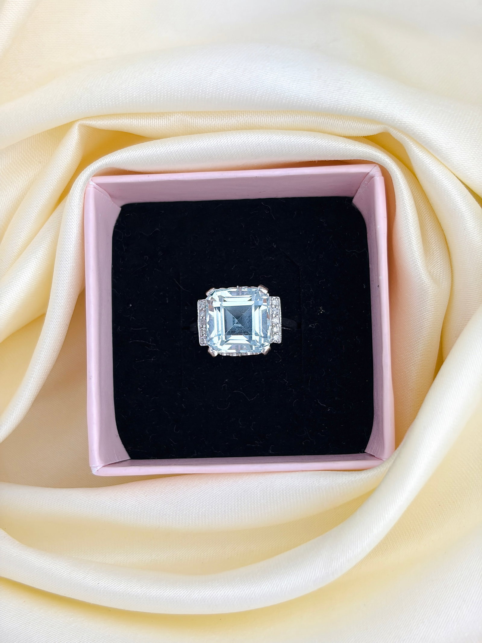 VINTAGE 9CT WHITE GOLD AQUAMARINE AND DIAMOND COCKTAIL RING - 11