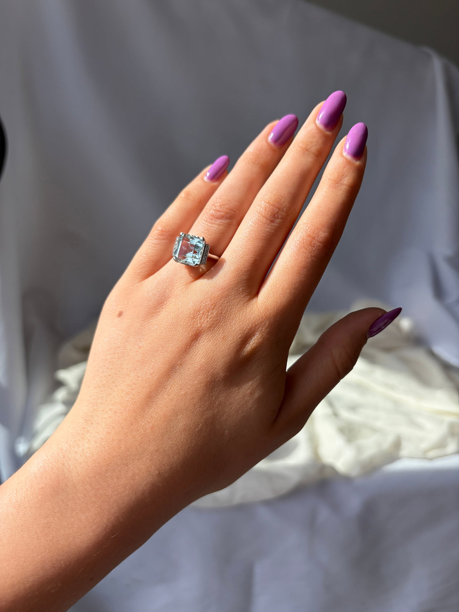 VINTAGE 9CT WHITE GOLD AQUAMARINE AND DIAMOND COCKTAIL RING - 4