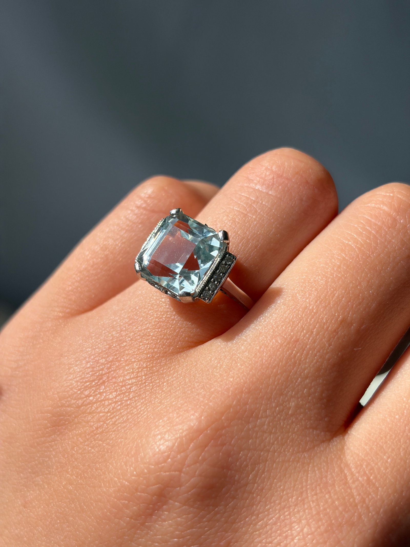 VINTAGE 9CT WHITE GOLD AQUAMARINE AND DIAMOND COCKTAIL RING - 5
