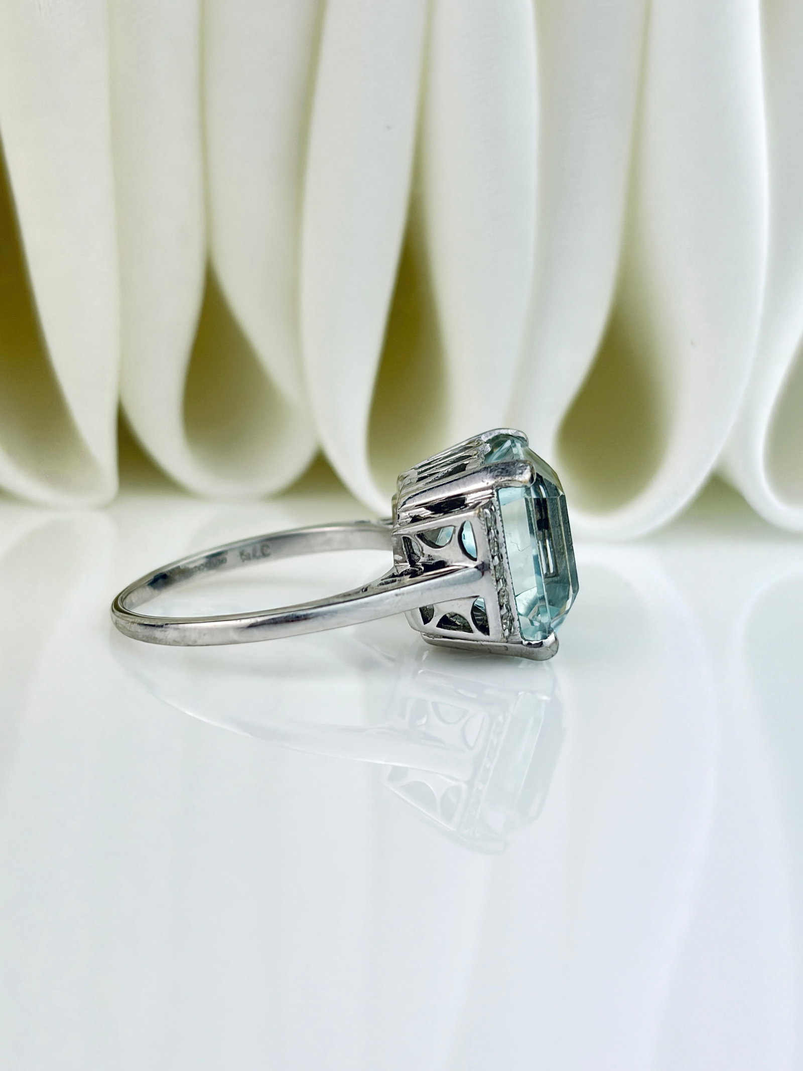 VINTAGE 9CT WHITE GOLD AQUAMARINE AND DIAMOND COCKTAIL RING - 6
