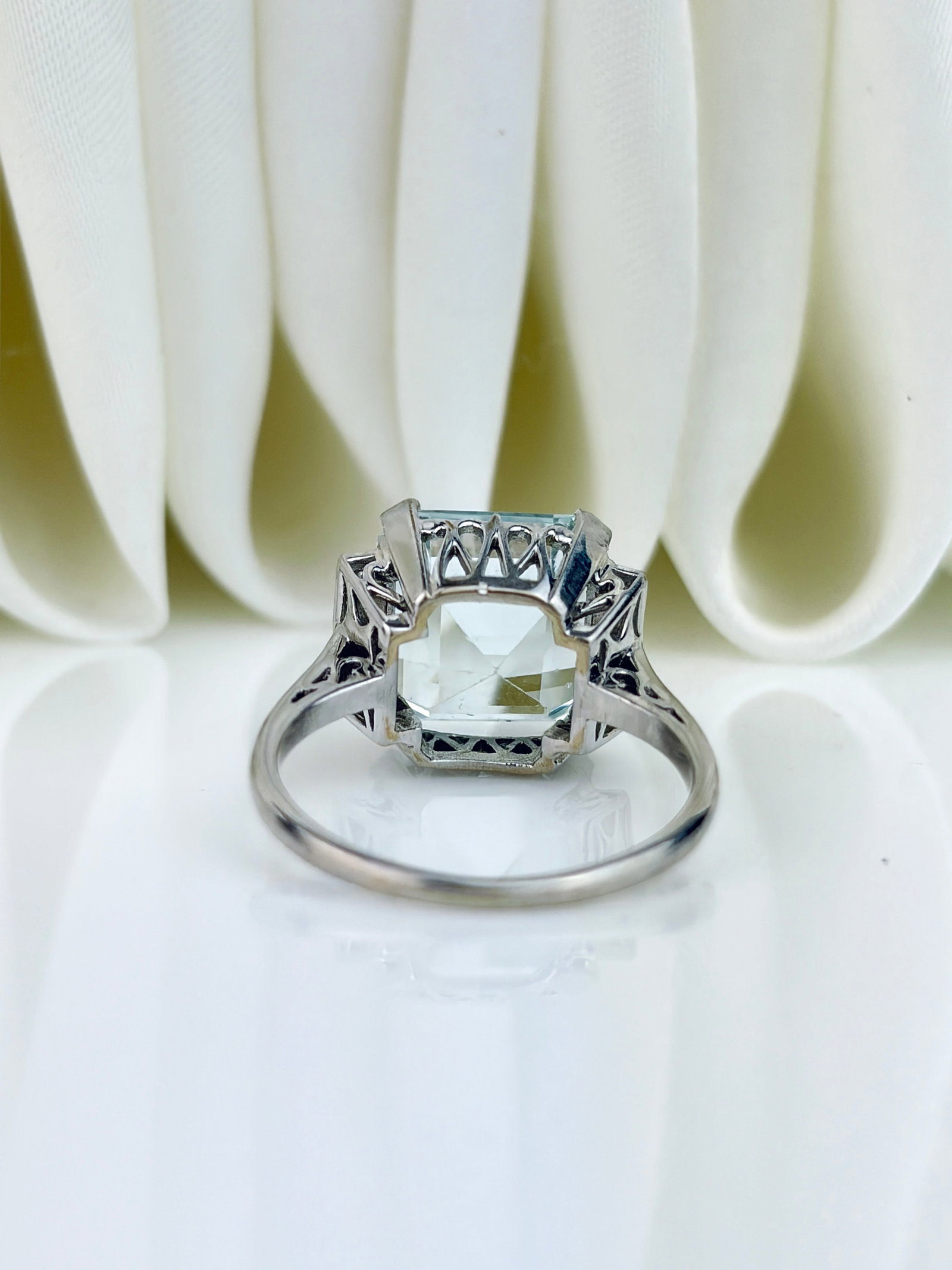 VINTAGE 9CT WHITE GOLD AQUAMARINE AND DIAMOND COCKTAIL RING - 7