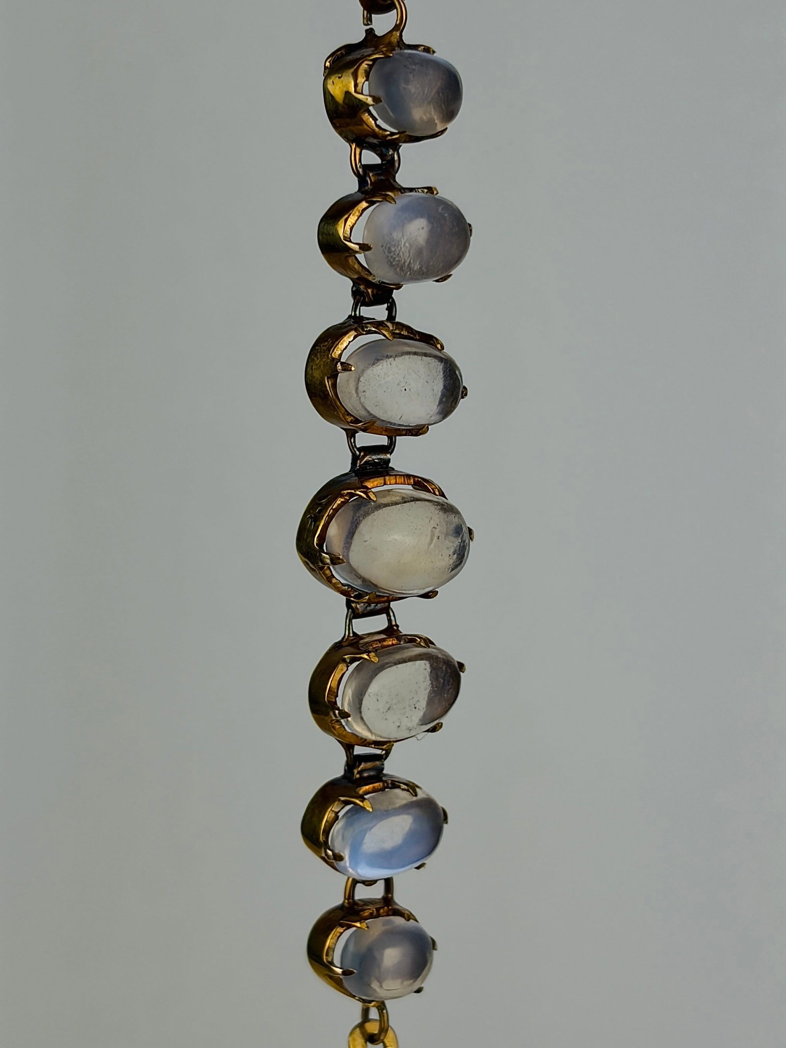 ANTIQUE 9CT GOLD MOONSTONE BRACELET: ANTIQUE 9CT GOLD MOONSTONE BRACELET Beautiful blue moonstone bracelet