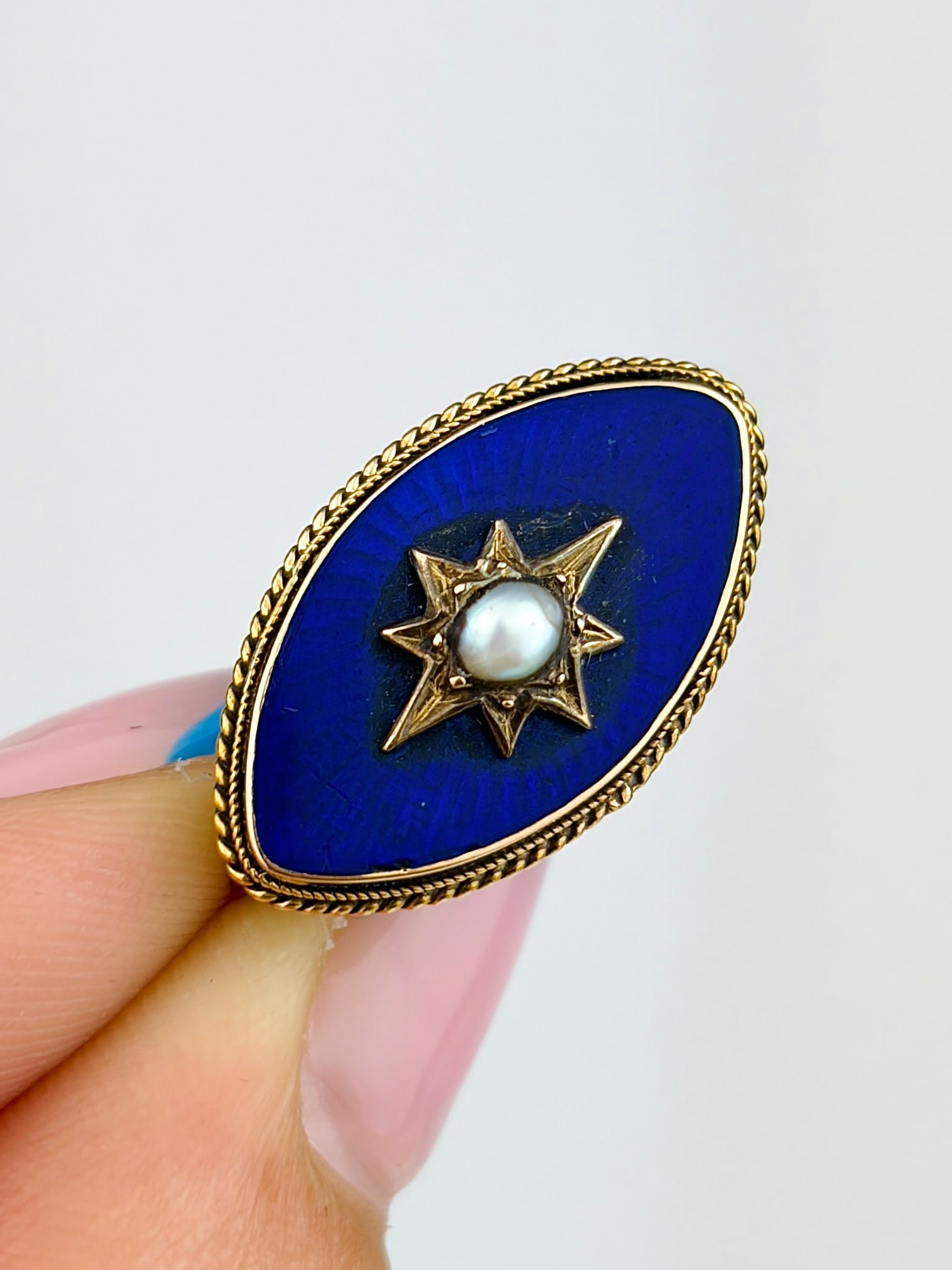 ANTIQUE VICTORIAN PEARL STAR AND BLUE ENAMEL BROOCH IN GOLD: ANTIQUE VICTORIAN PEARL STAR AND BLUE ENAMEL BROOCH IN GOLD A captivating brooch from the Victorian era!