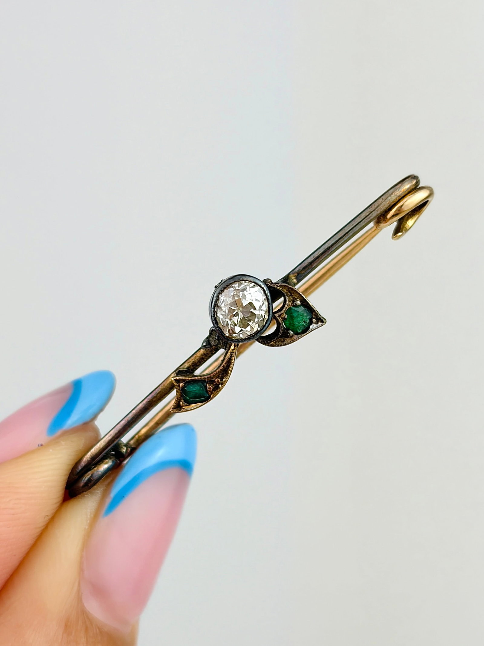 ANTIQUE EMERALD AND DIAMOND LEAF BAR BROOCH IN GOLD: ANTIQUE EMERALD AND DIAMOND LEAF BAR BROOCH IN GOLD A truly lovely brooch!