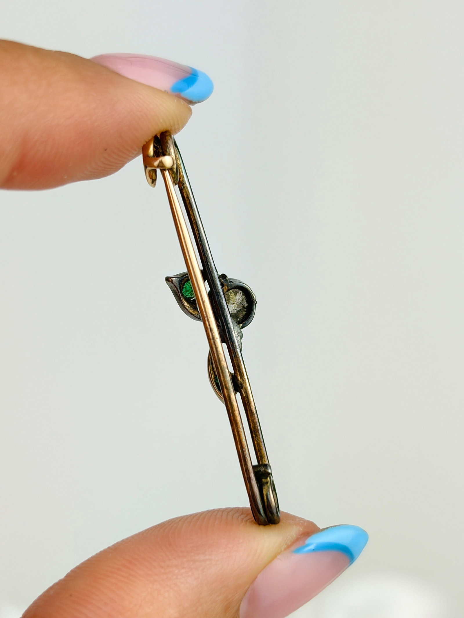 ANTIQUE EMERALD AND DIAMOND LEAF BAR BROOCH IN GOLD - 3