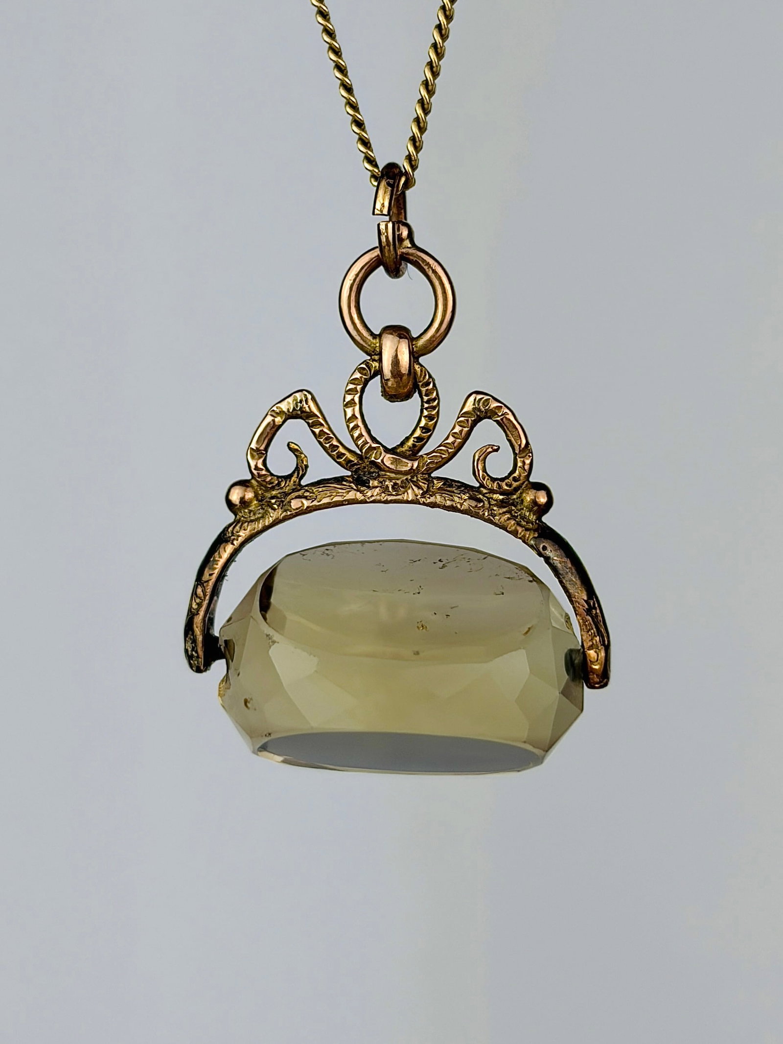 sweet vintage 9ct gold carved citrine spinning fob seal pendant: sweet vintage 9ct gold carved citrine spinning fob seal pendant A beautiful addition to any jewellery collection! Weight: 6.53g Size: 28x23mm Materials: 9ct gold Hallmarks: None