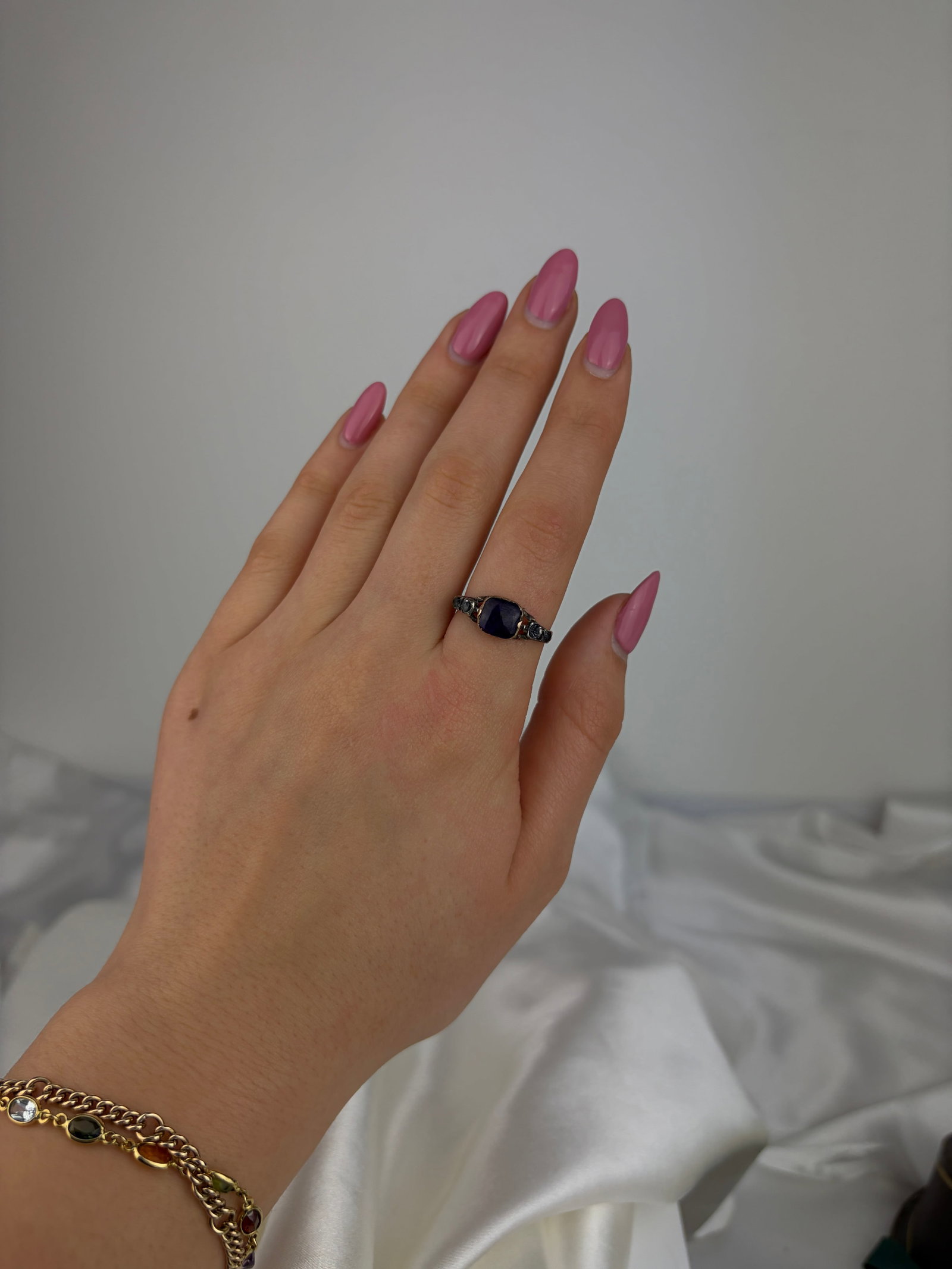 ANTIQUE GEORGIAN PURPLE AND WHITE PASTE 5 STONE RING IN GOLD - 7