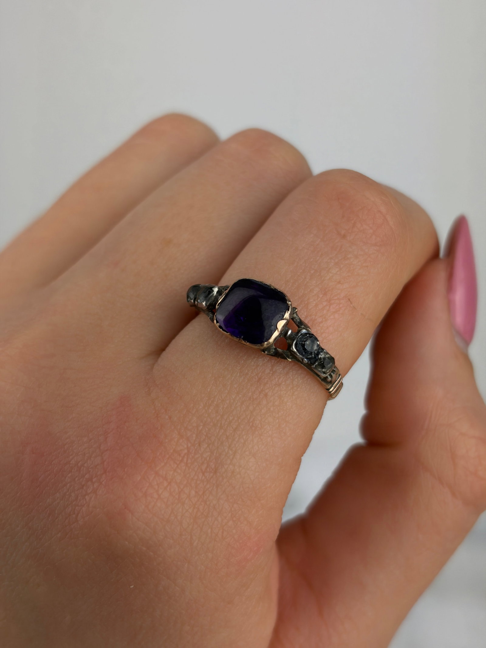 ANTIQUE GEORGIAN PURPLE AND WHITE PASTE 5 STONE RING IN GOLD - 8