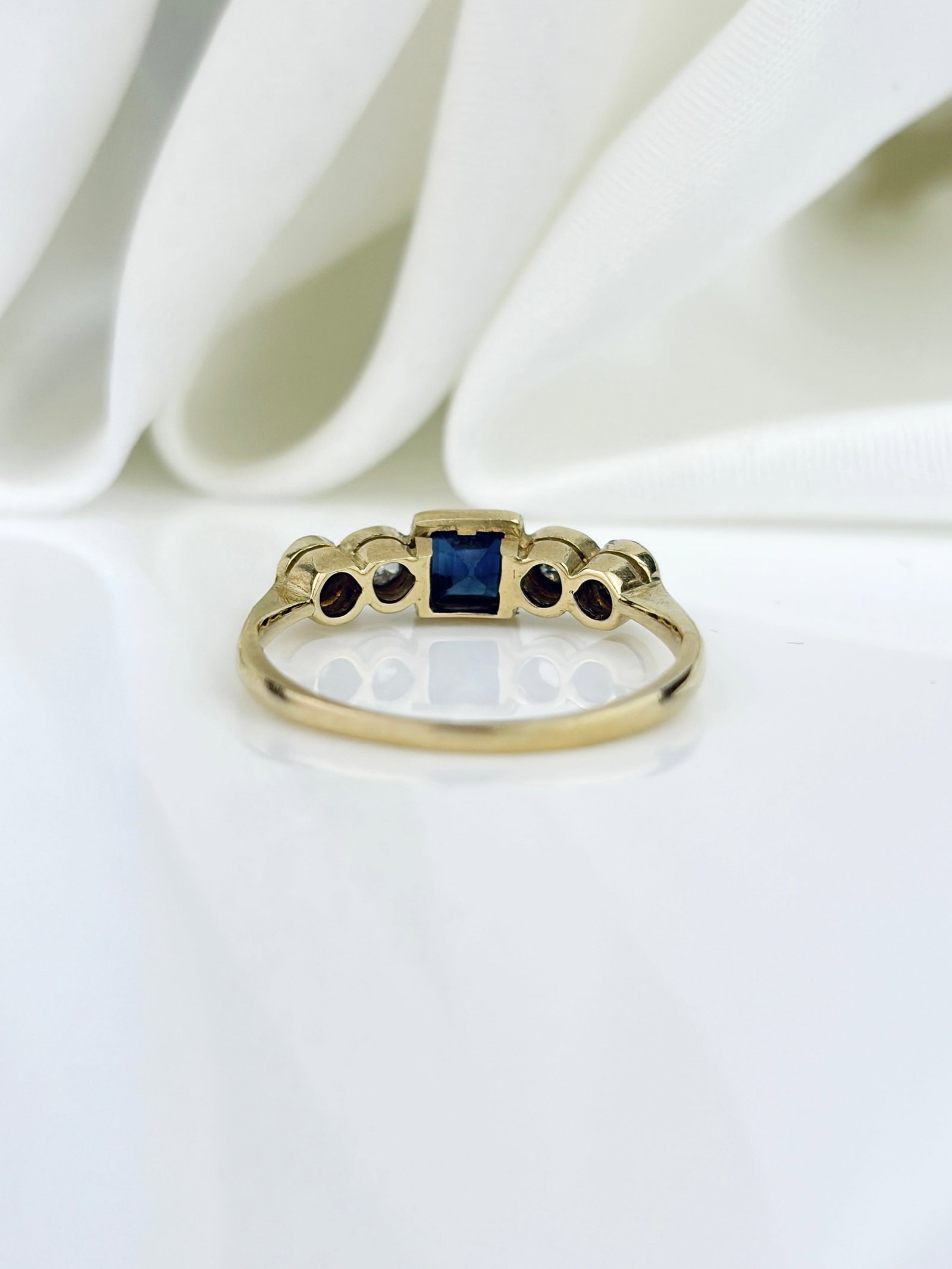 ART DECO 18CT GOLD AND PLATINUM SAPPHIRE AND DIAMOND 5 STONE RING - 3