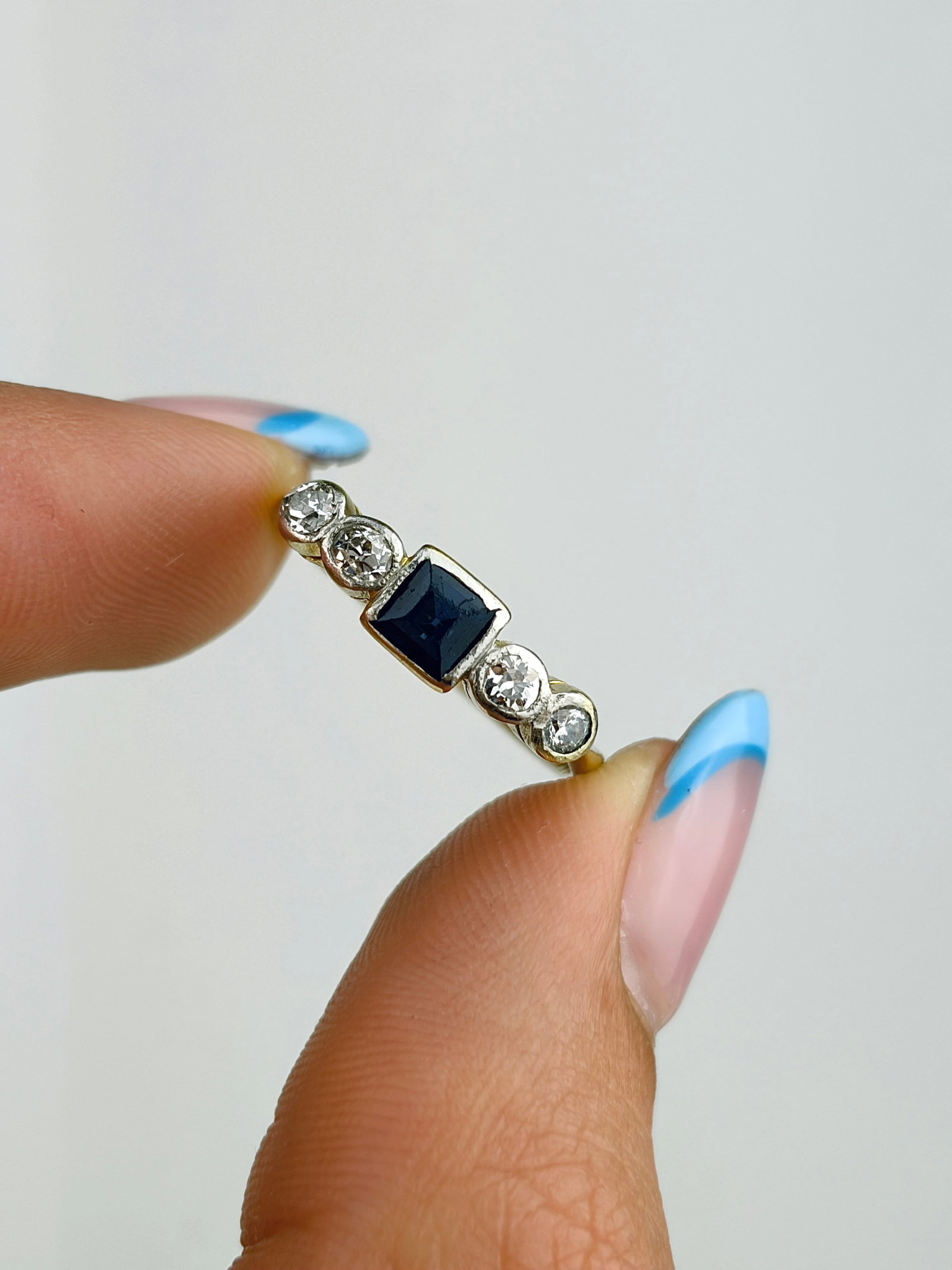 ART DECO 18CT GOLD AND PLATINUM SAPPHIRE AND DIAMOND 5 STONE RING - 5