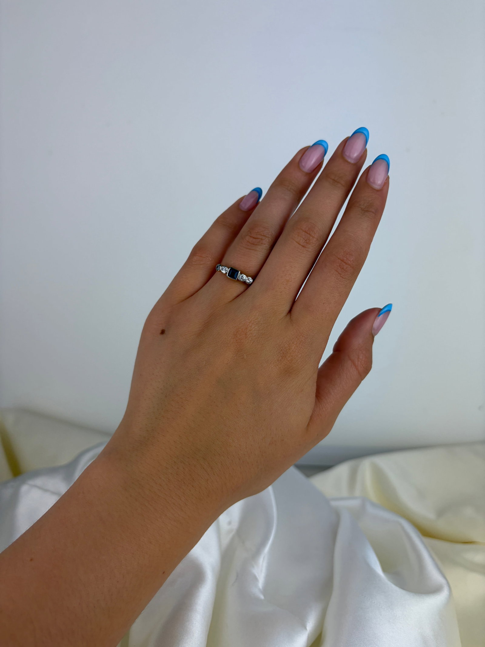 ART DECO 18CT GOLD AND PLATINUM SAPPHIRE AND DIAMOND 5 STONE RING - 7