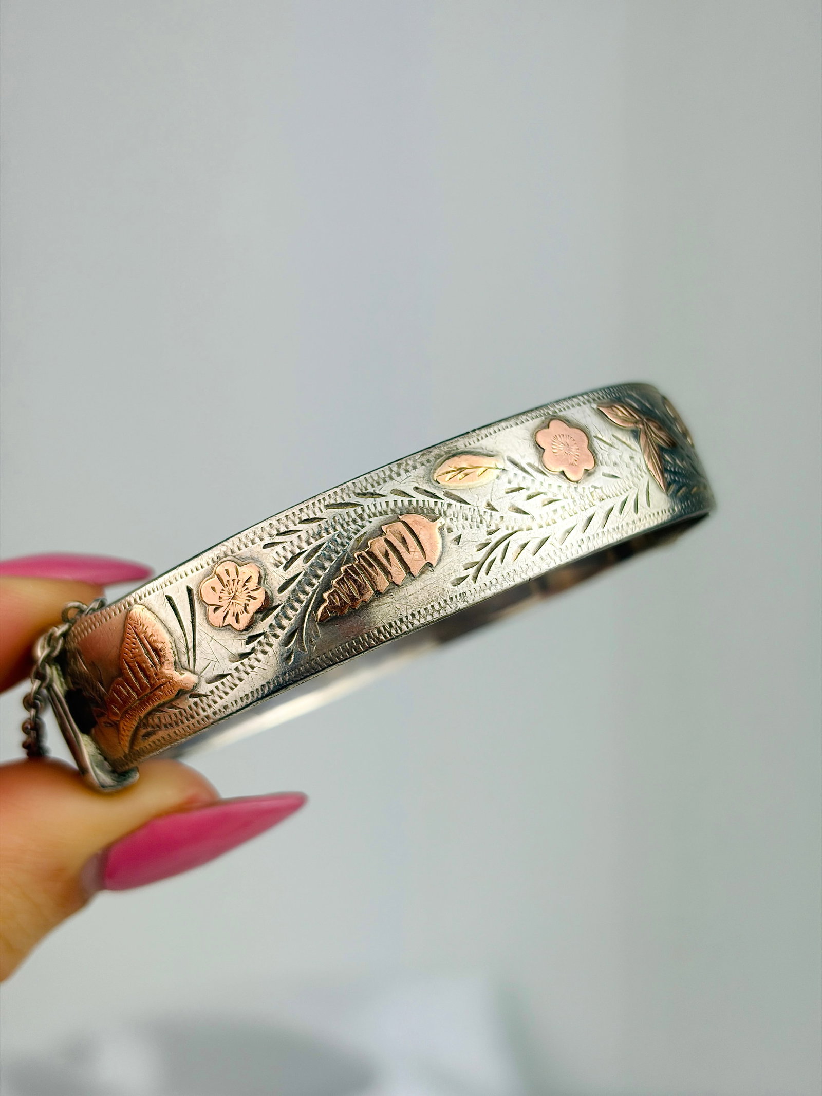 VINTAGE SILVER AND GOLD OVERLAY BIRD AND FLOWER BANGLE BRACELET: VINTAGE SILVER AND GOLD OVERLAY BIRD AND FLOWER BANGLE BRACELET