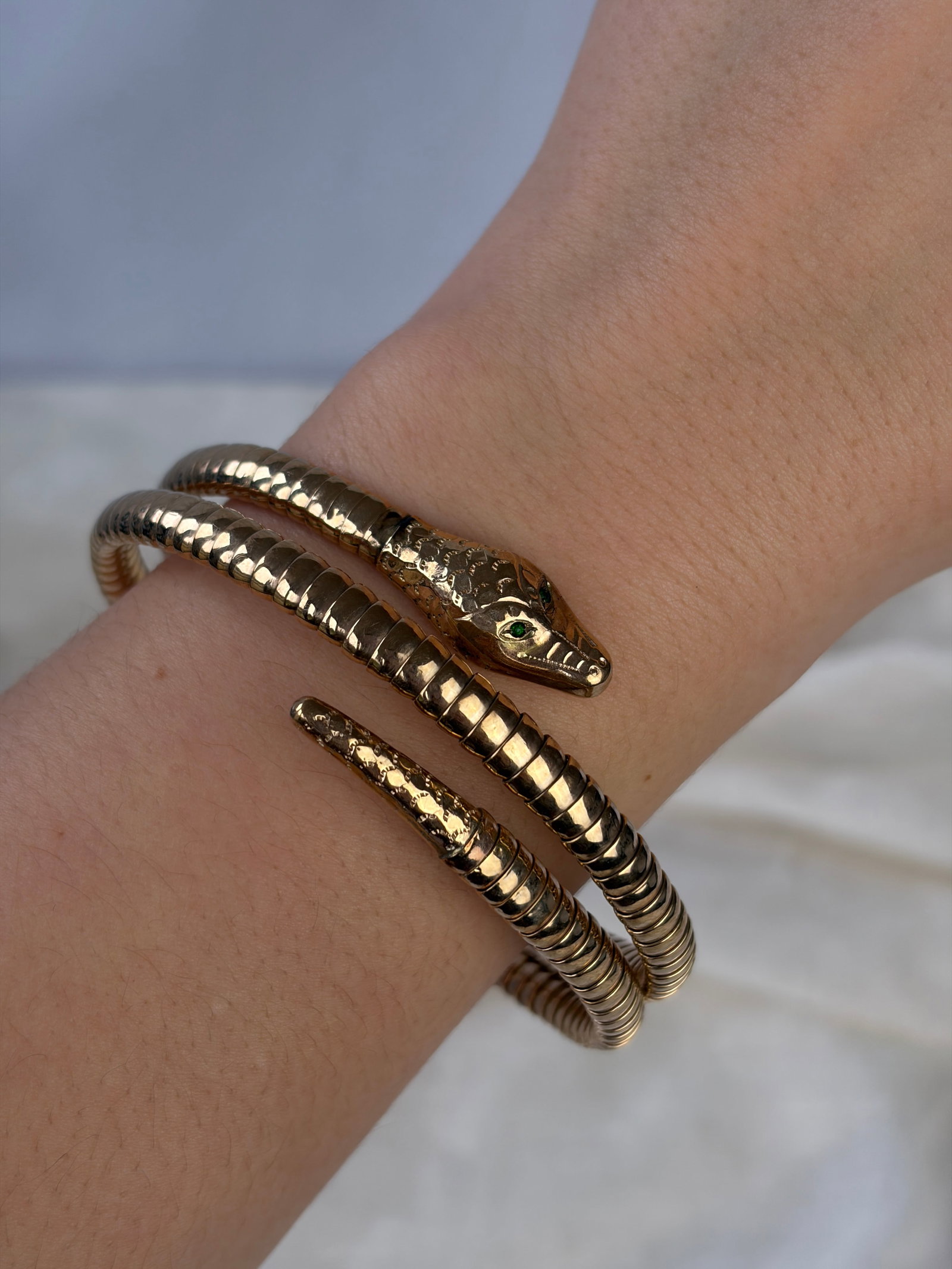 VINTAGE 9ct GOLD COILED SNAKE BANGLE / BRACELET - 8