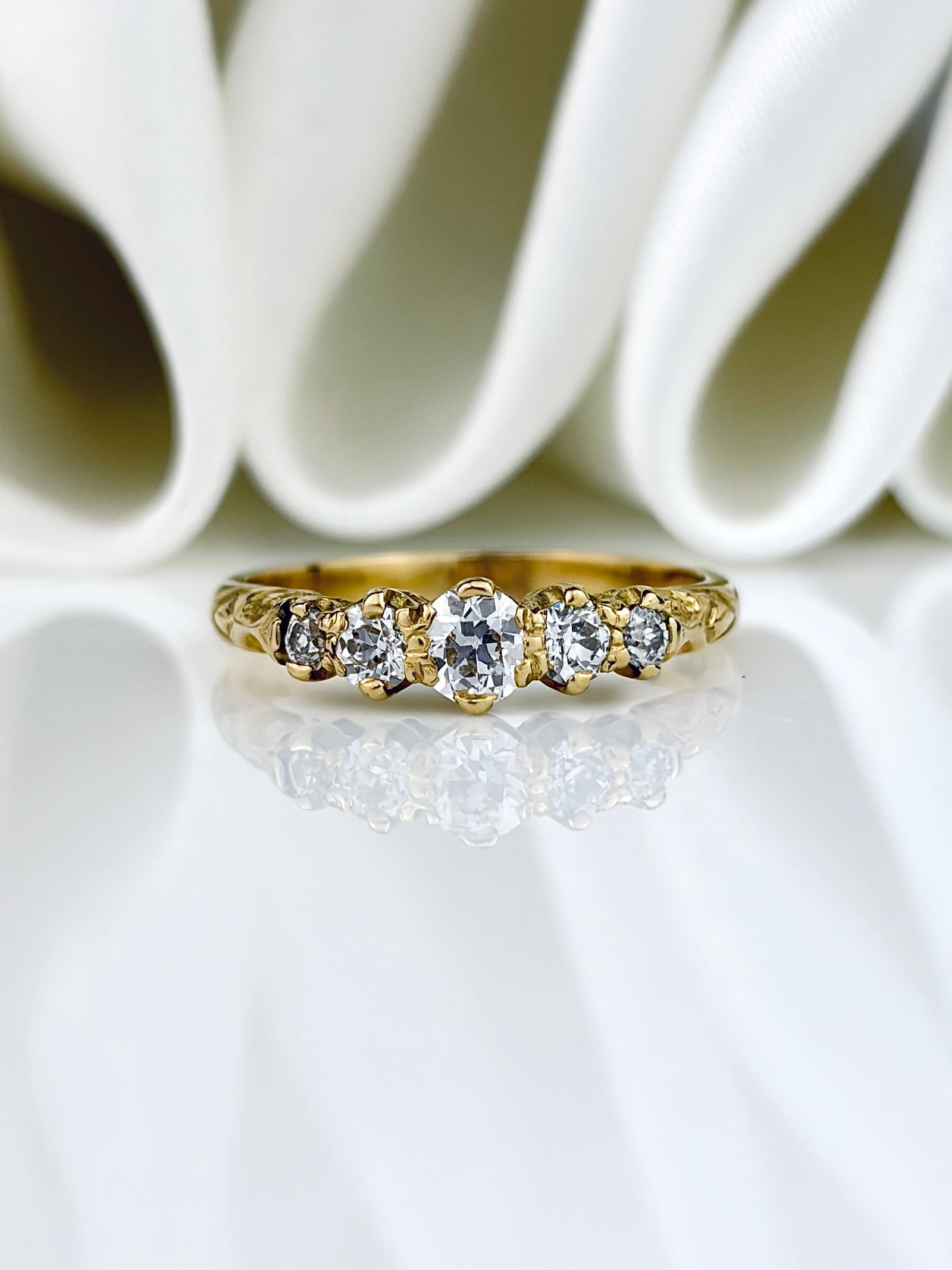 Wonderful Vintage 18ct Yellow Gold Diamond 5 Stone Ring: Wonderful Vintage 18ct Yellow Gold Diamond 5 stone Ring Such a lovely ring! Weight: 2.96g Size: UK M, US 6.5, Width 5mm, height off finger 4.5mm Materials: 18ct gold, diamond Hallmarks: 18ct,