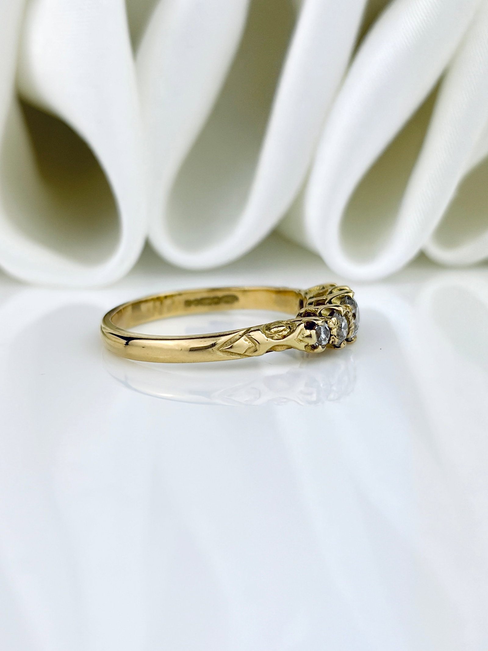 Wonderful Vintage 18ct Yellow Gold Diamond 5 Stone Ring - 2