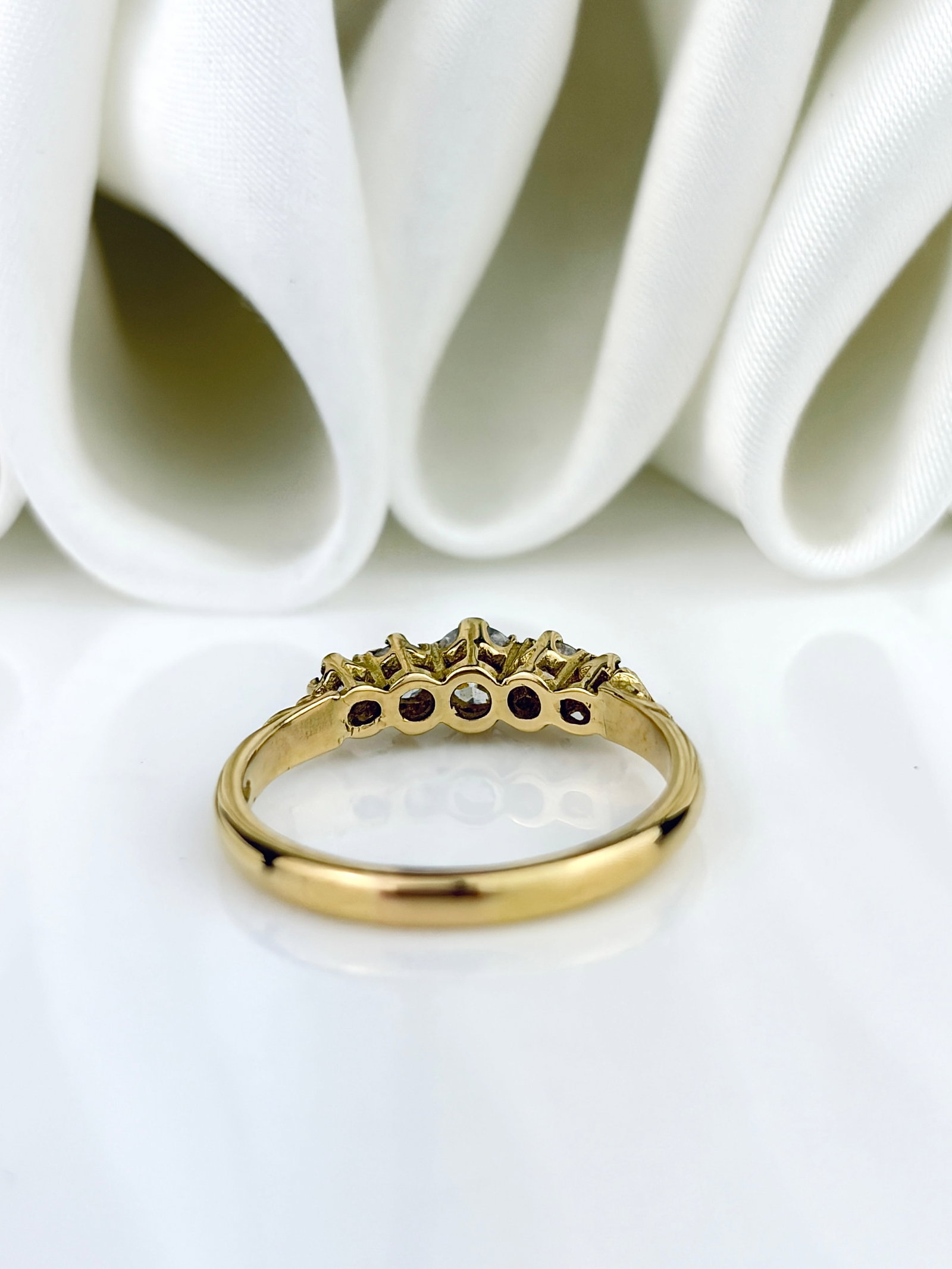 Wonderful Vintage 18ct Yellow Gold Diamond 5 Stone Ring - 3