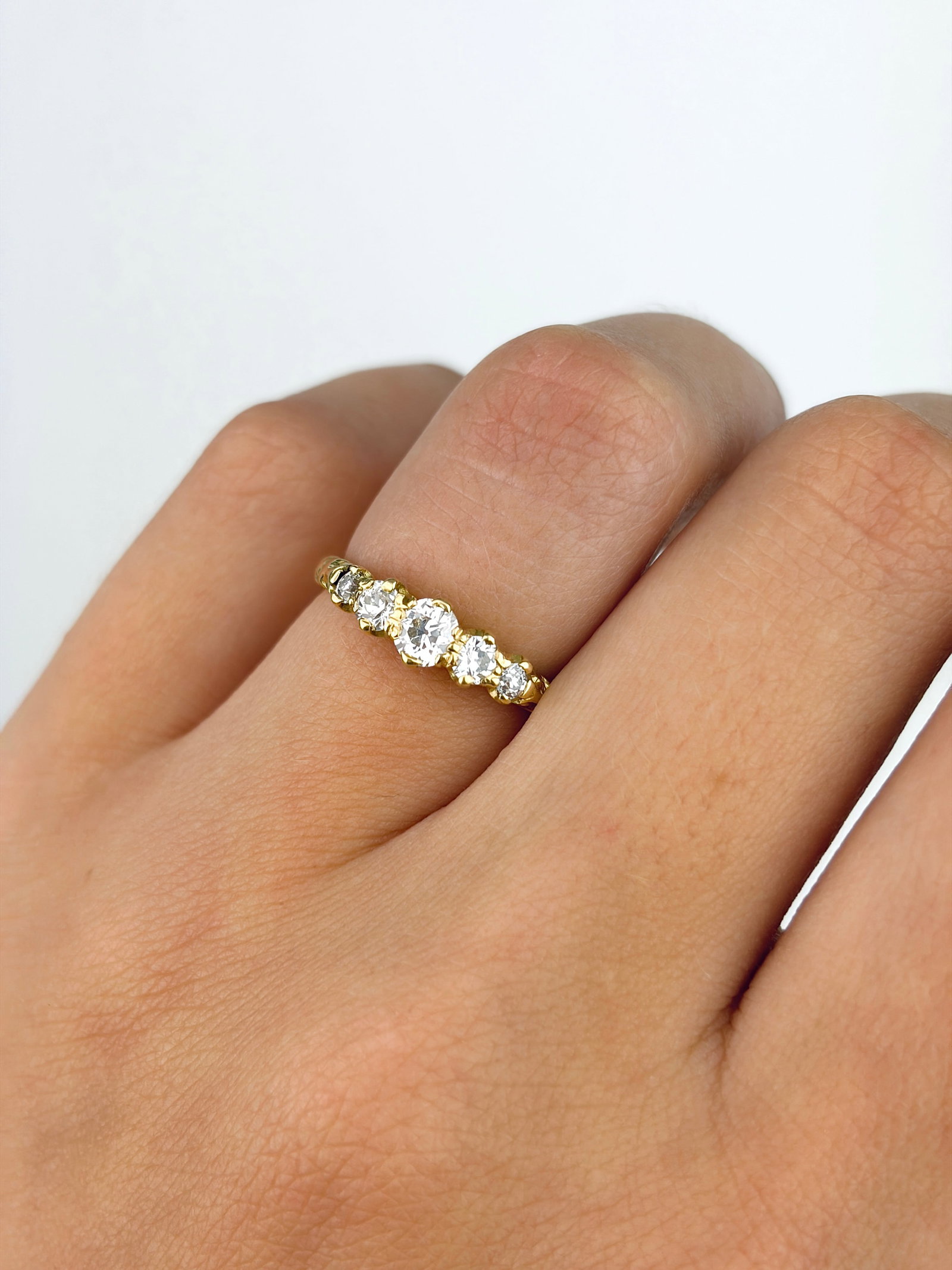 Wonderful Vintage 18ct Yellow Gold Diamond 5 Stone Ring - 8