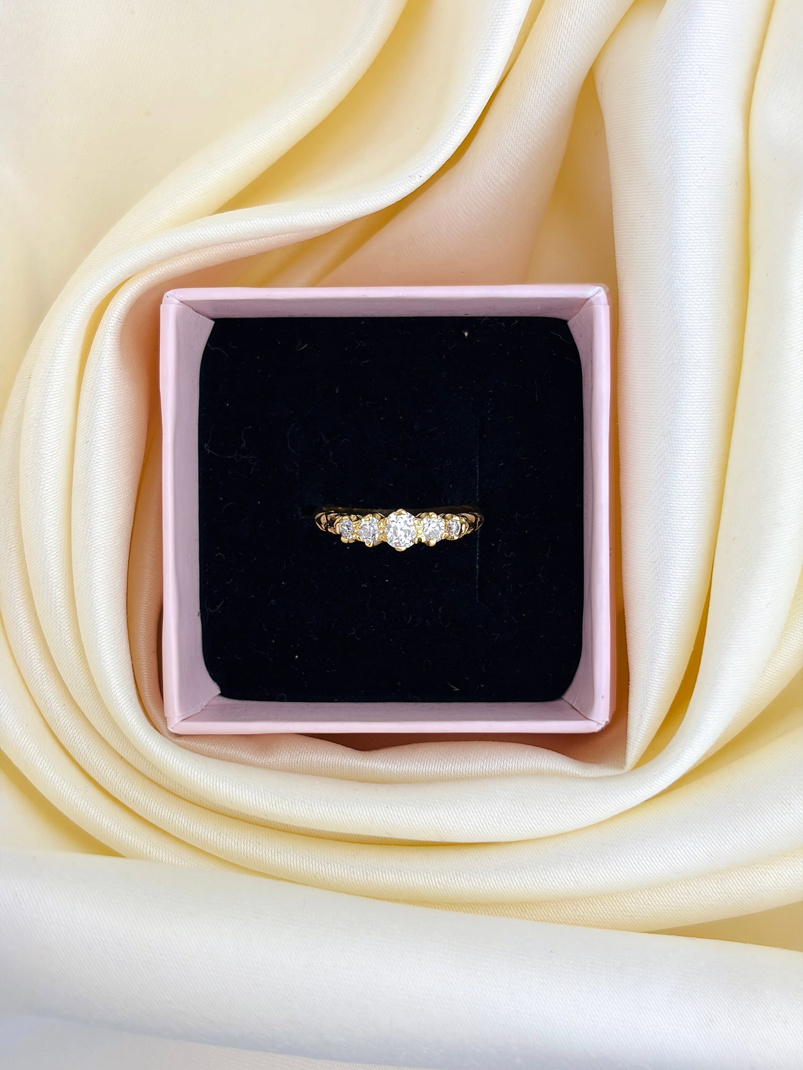 Wonderful Vintage 18ct Yellow Gold Diamond 5 Stone Ring - 9