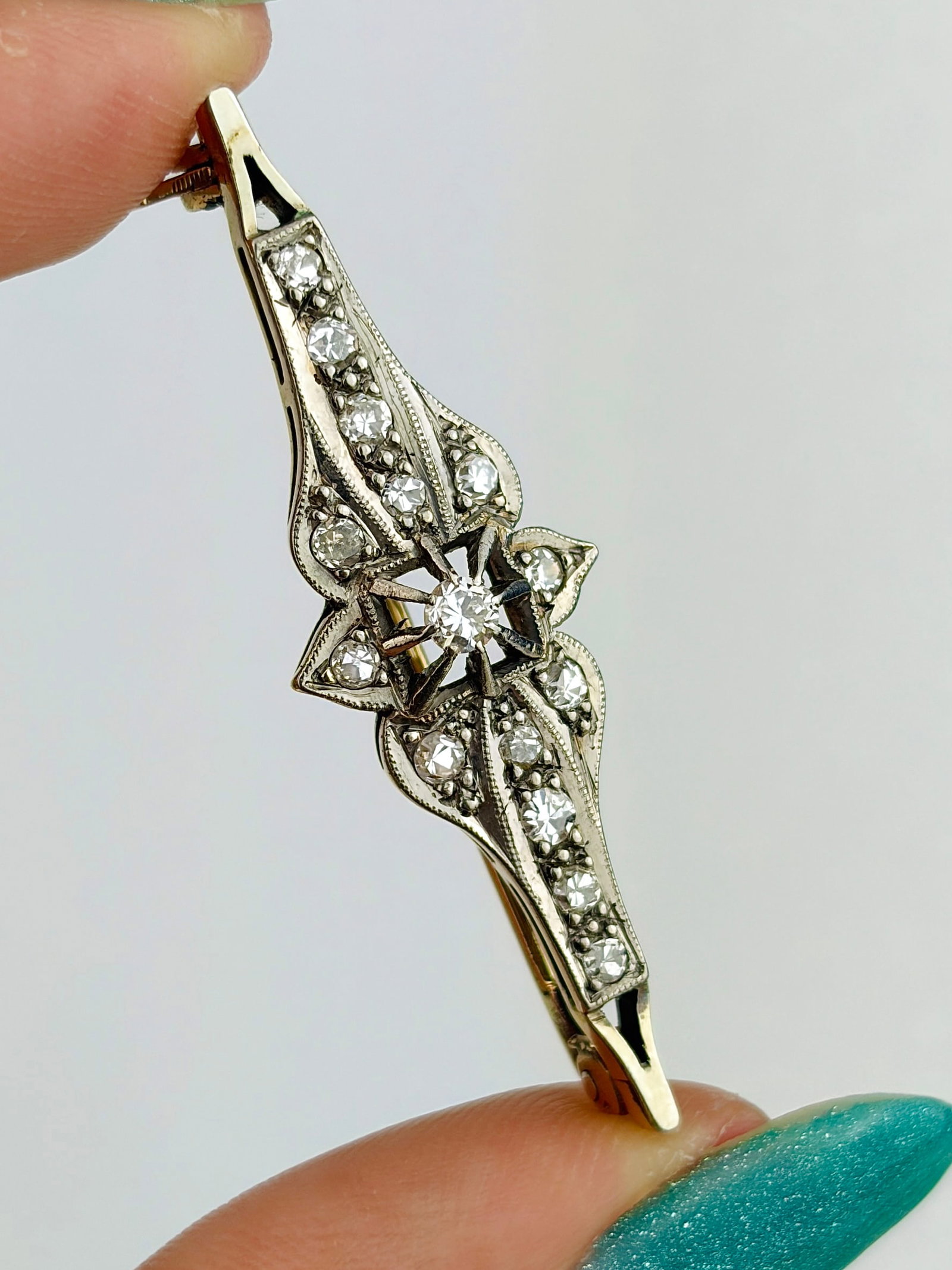 Wonderful Diamond Brooch in Gold: Wonderful Diamond Brooch in Gold Such a pretty brooch!