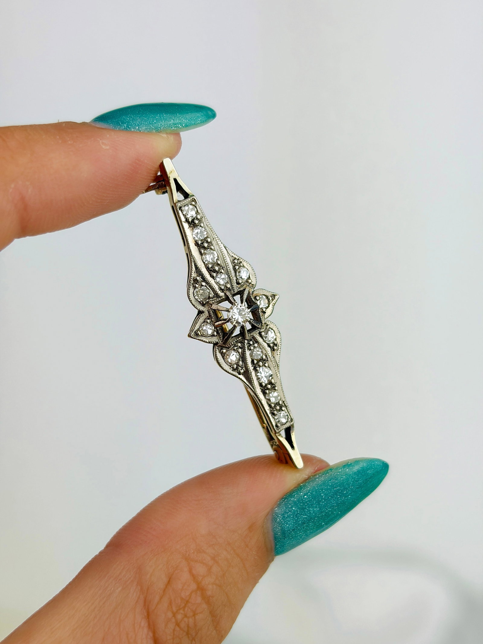 Wonderful Diamond Brooch in Gold - 2
