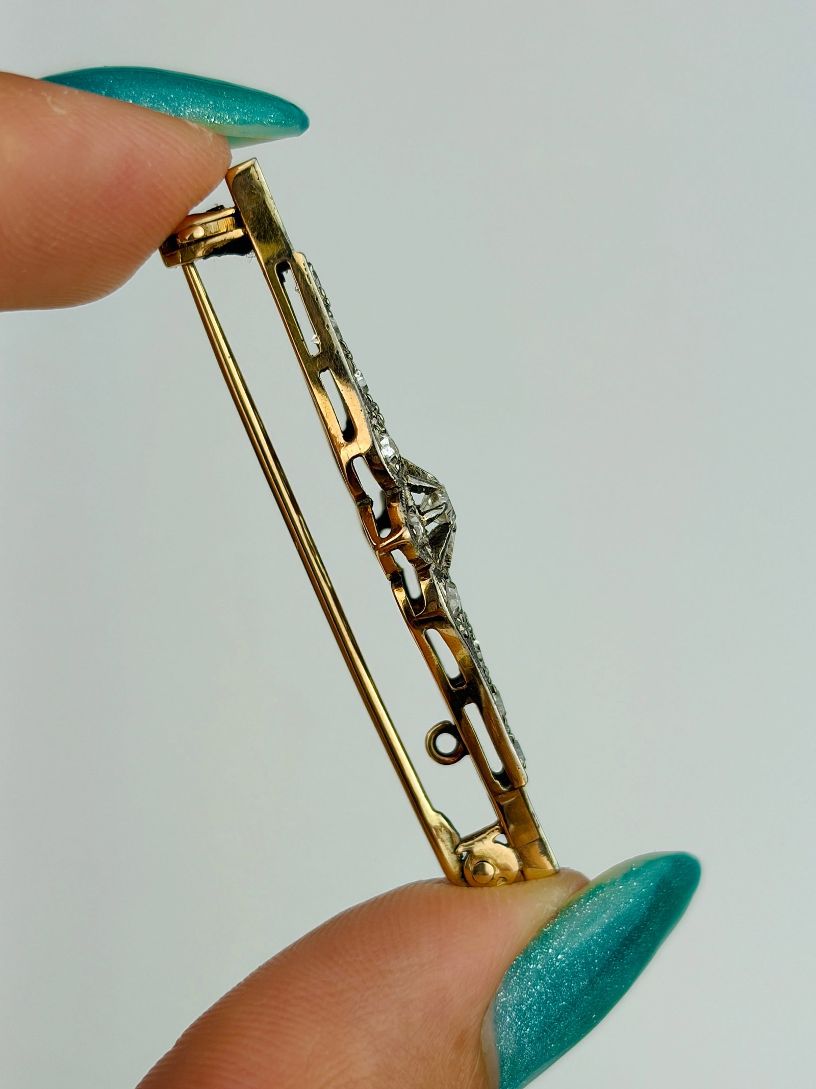 Wonderful Diamond Brooch in Gold - 3