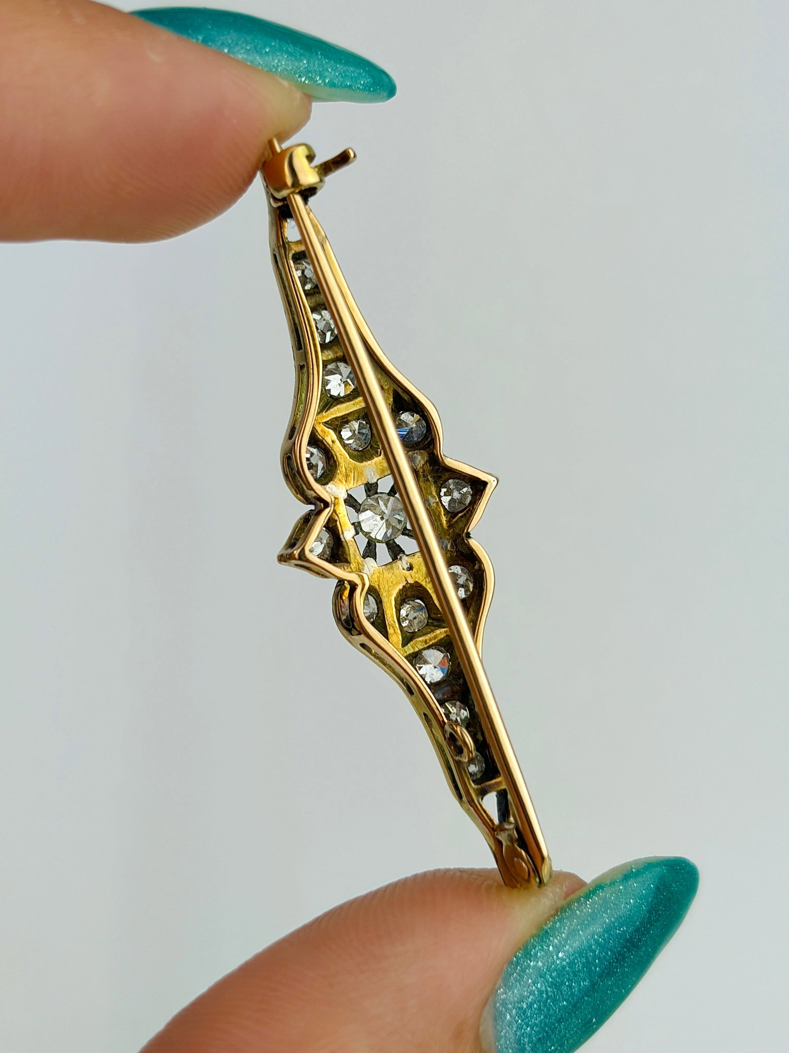Wonderful Diamond Brooch in Gold - 4