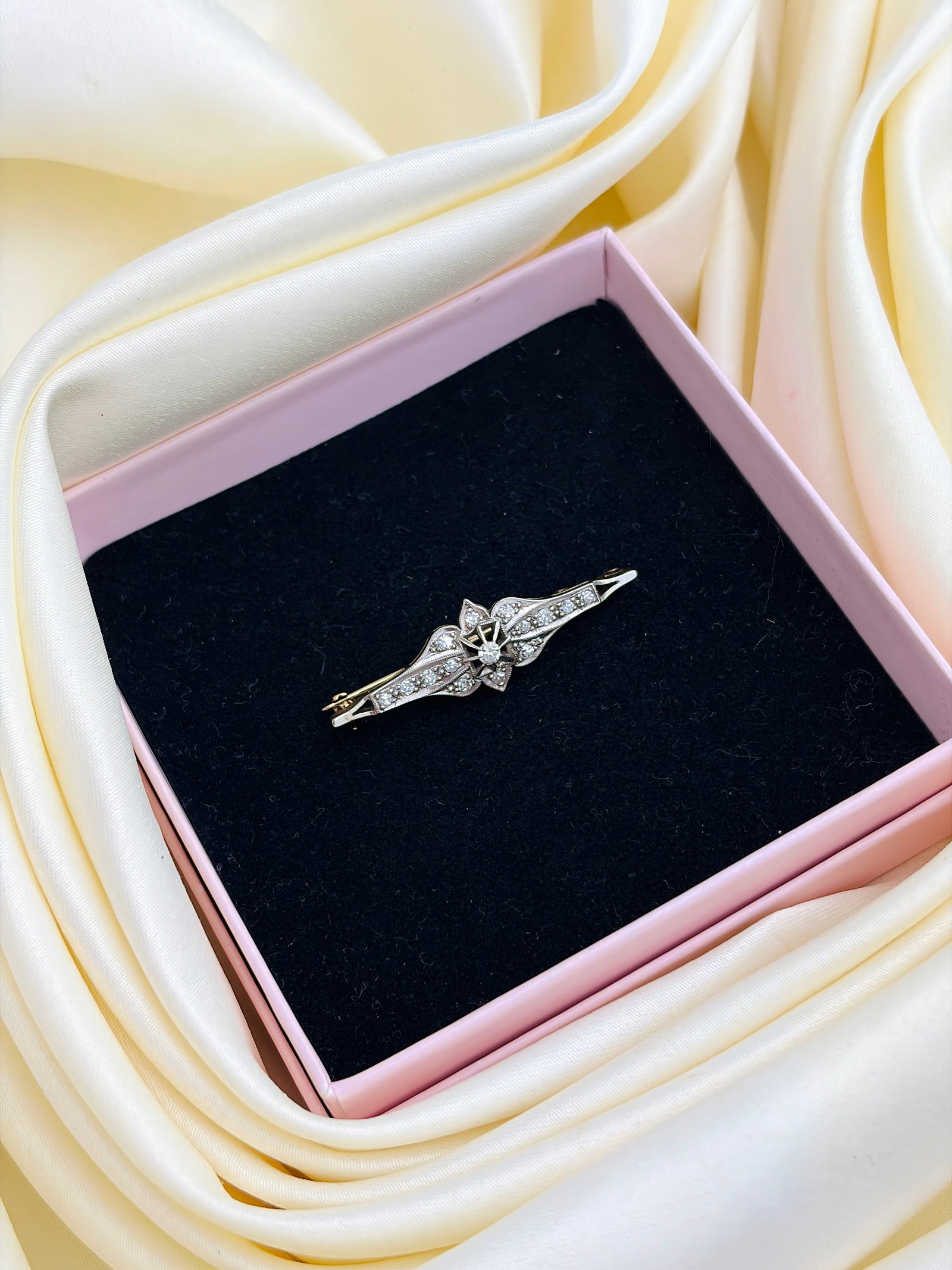 Wonderful Diamond Brooch in Gold - 6