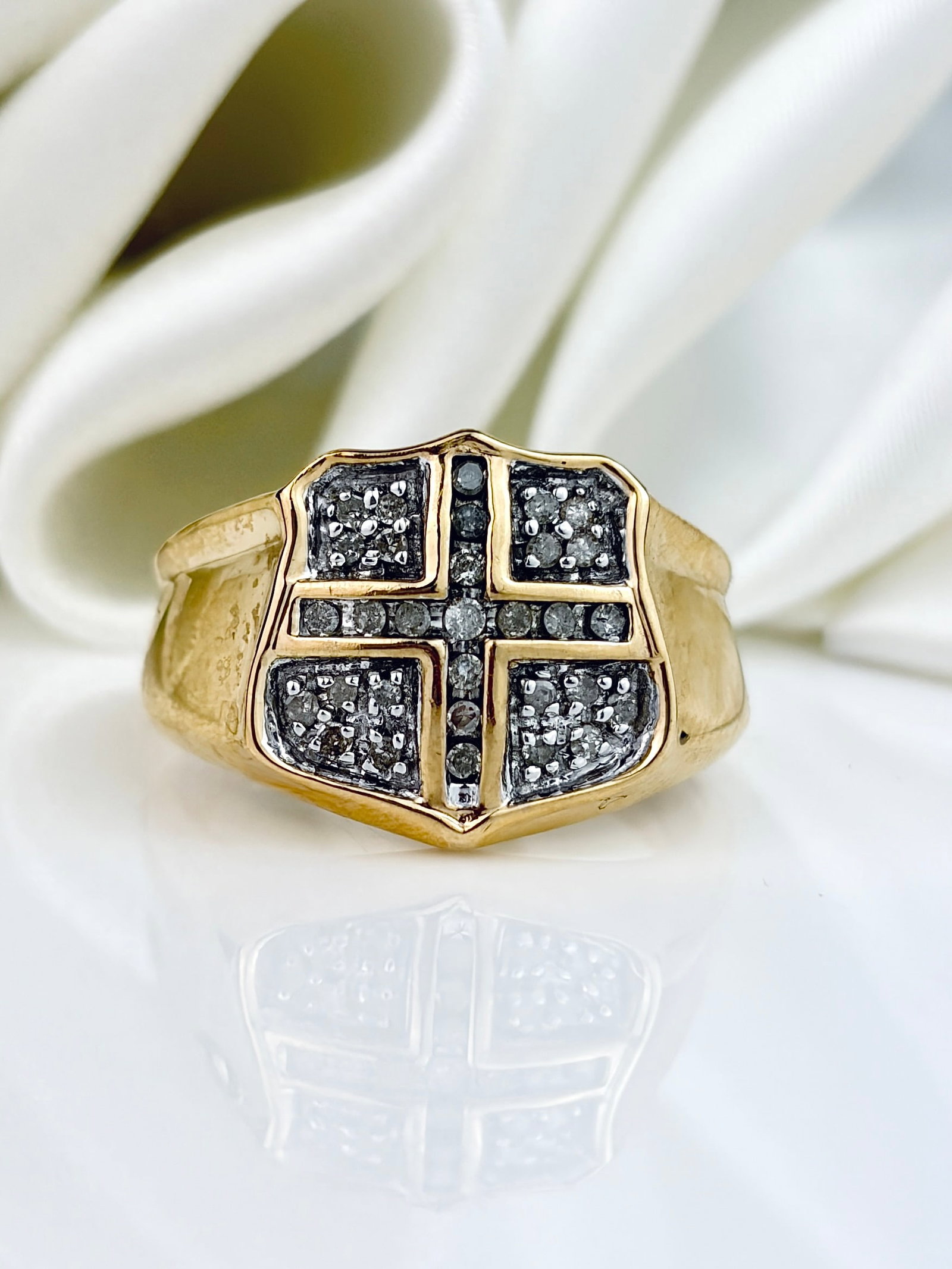 Vintage Large 9ct Yellow Gold Diamond Shield Ring (1 of 9)