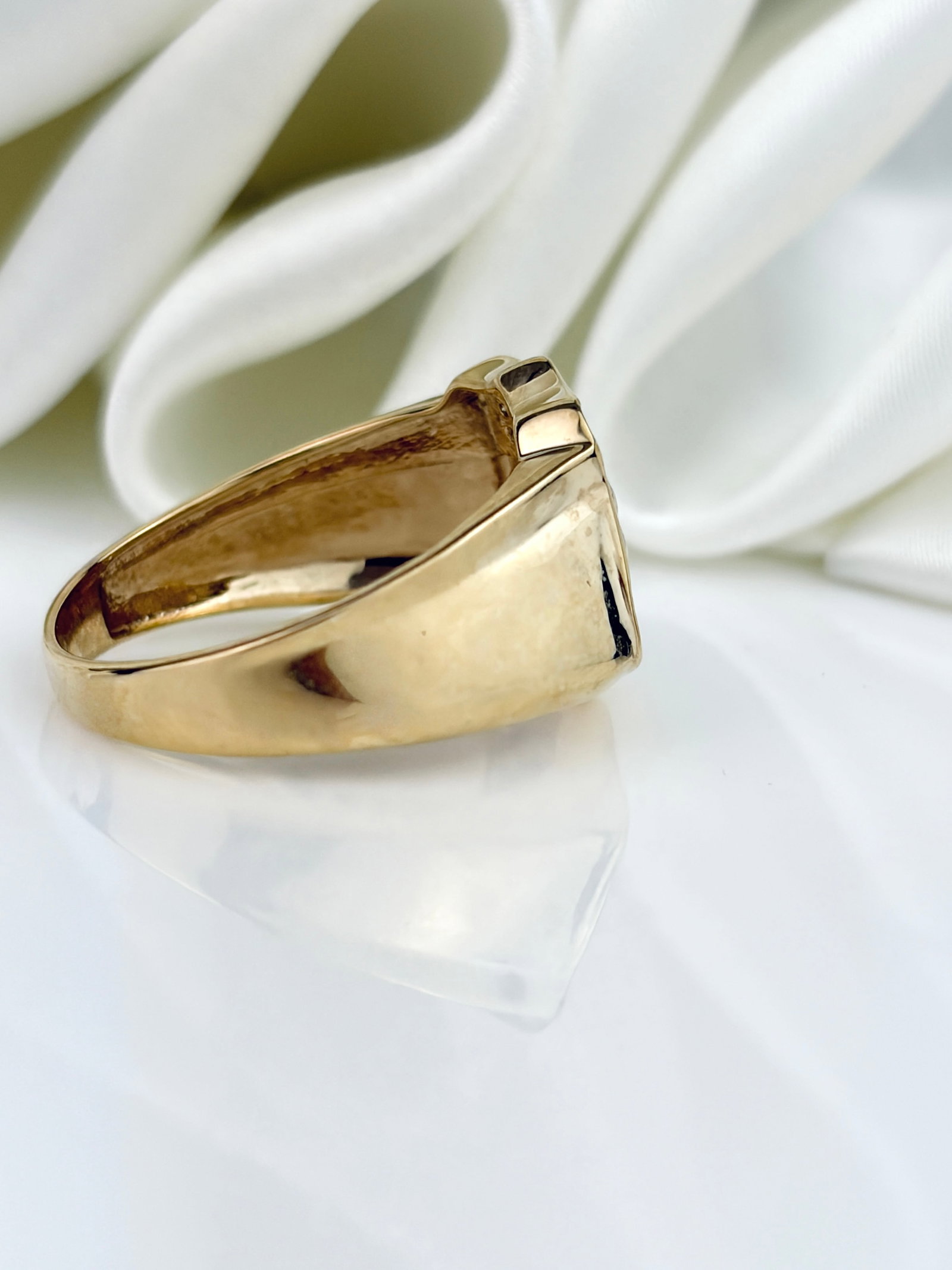 Vintage Large 9ct Yellow Gold Diamond Shield Ring - 2
