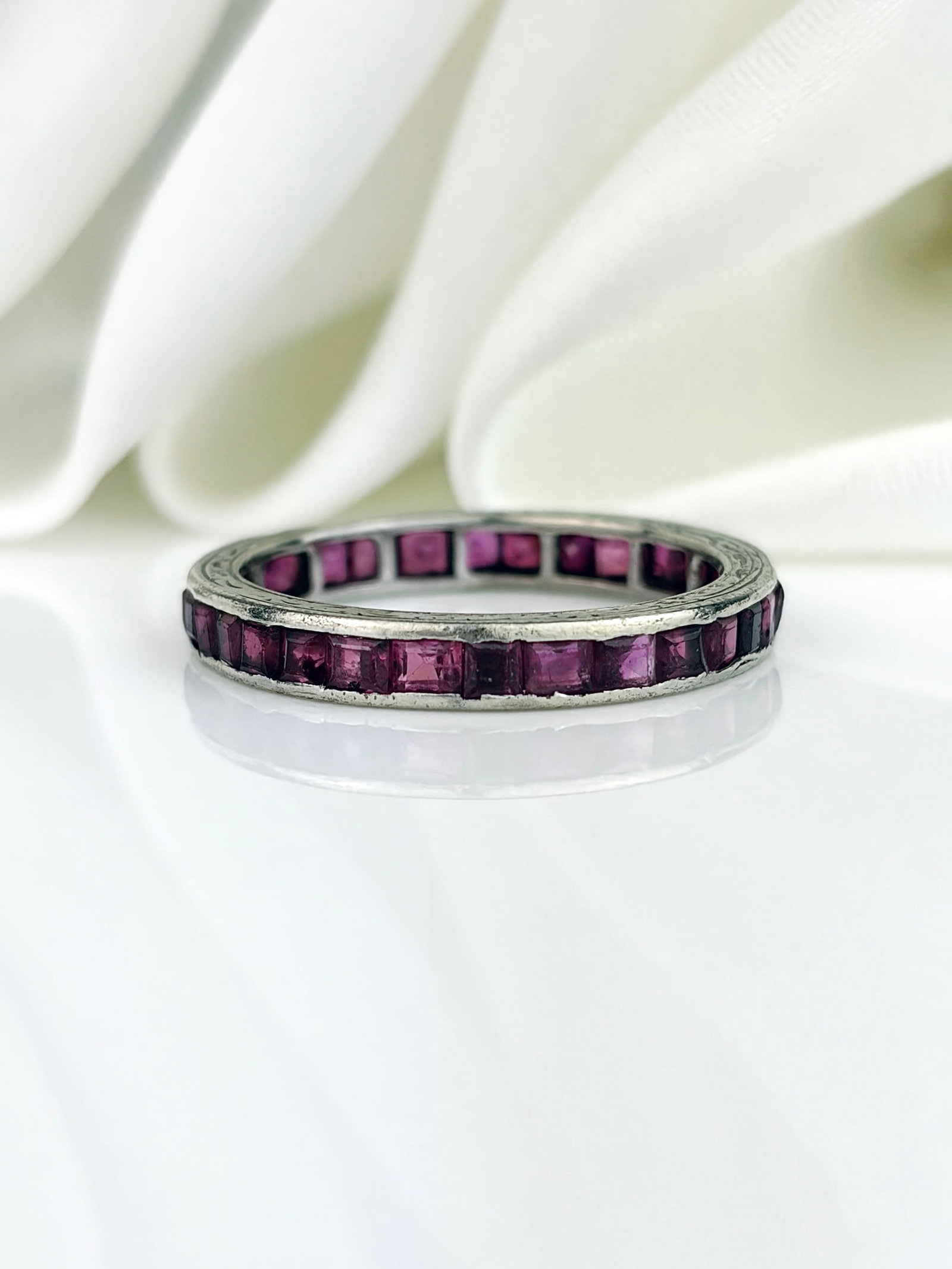 ART DECO RUBY FULL ETERNITY BAND RING IN 18CT WHITE GOLD - 2