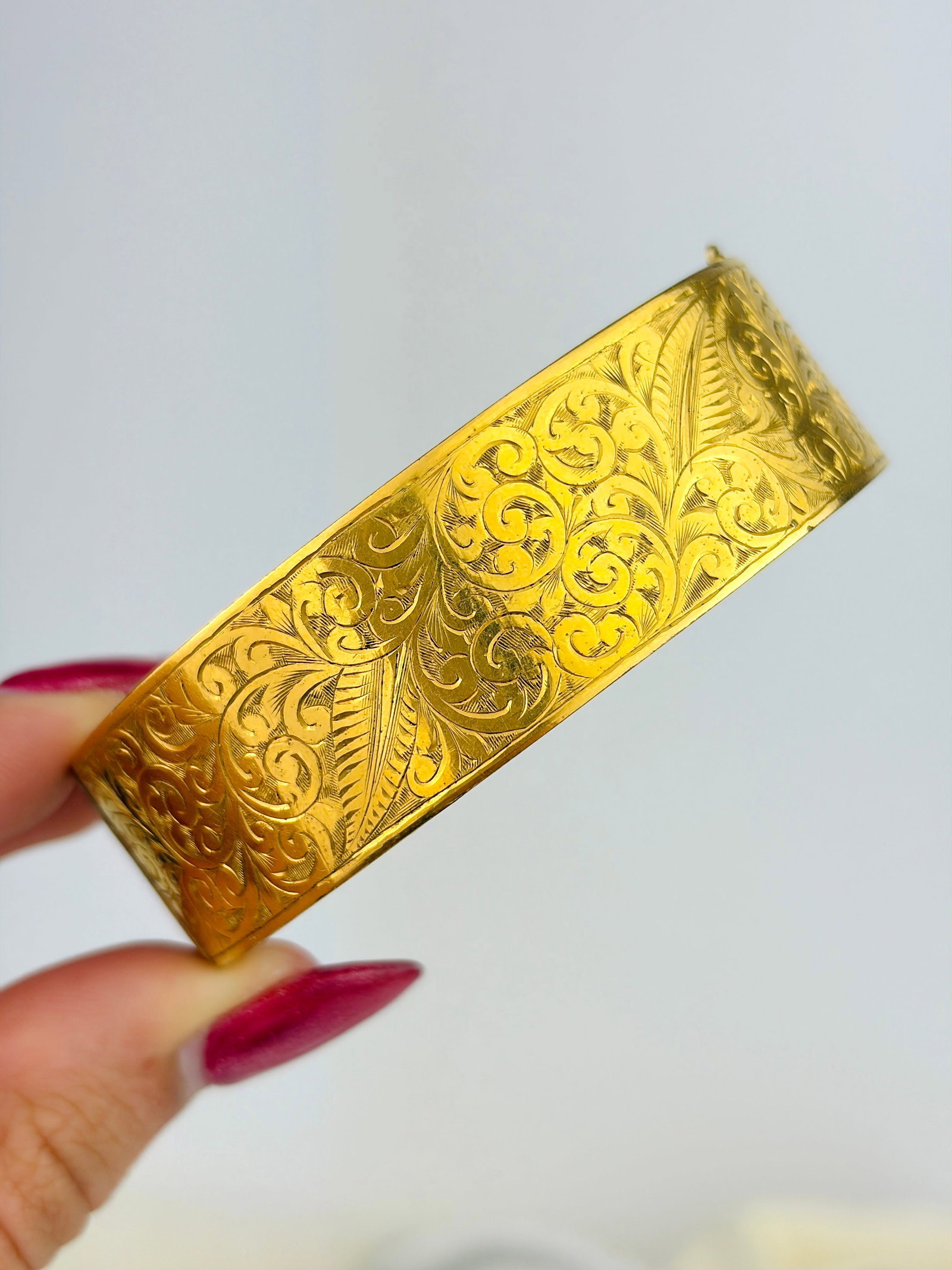 Antique Heavy Engraved Bangle / Bracelet with Safety Chain: Antique Heavy Engraved Bangle / Bracelet with Safety Chain Wonderful, chunky swirl design bangle! Weight: 35.89g Size: inner 59x54mm, width 20mm Materials: yellow metal Hallmarks: none present