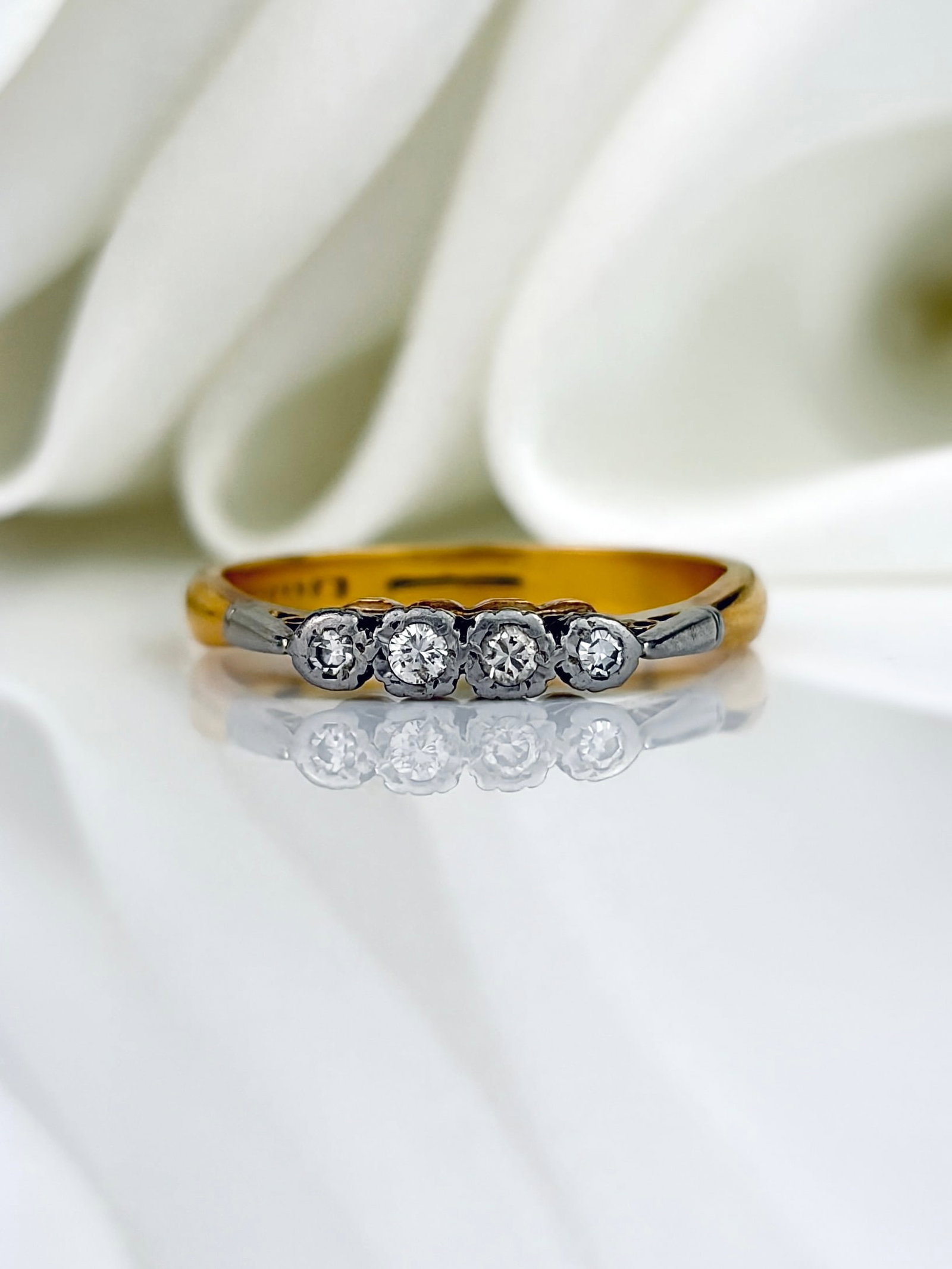ANTIQUE 22CT GOLD DIAMOND 4 STONE RING: ANTIQUE 22CT GOLD DIAMOND 4 STONE RING