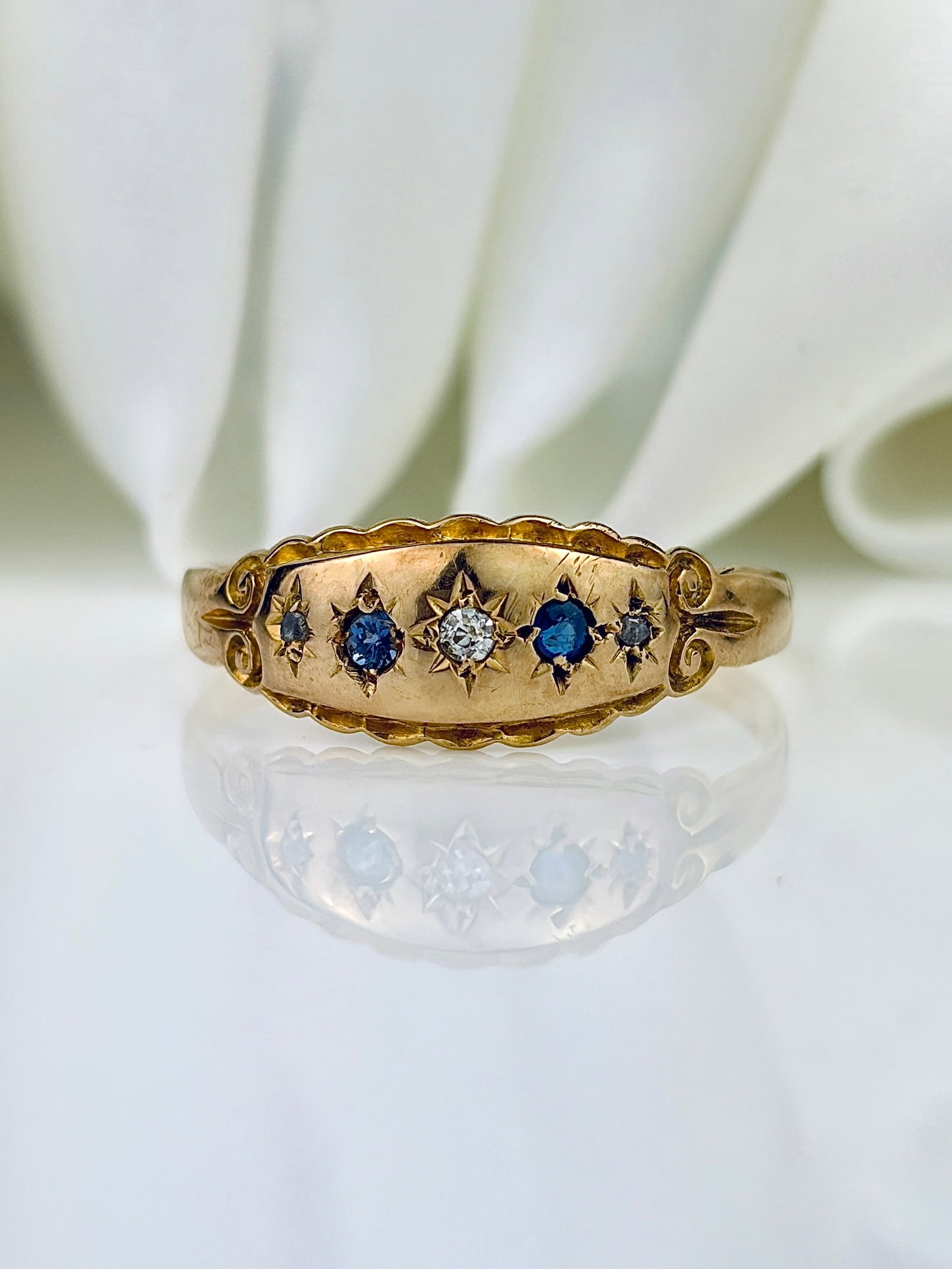 ANTIQUE 18CT YELLOW GOLD SAPPHIRE AND DIAMOND SCALLOP EDGE RING: ANTIQUE 18CT YELLOW GOLD SAPPHIRE AND DIAMOND SCALLOP EDGE RING