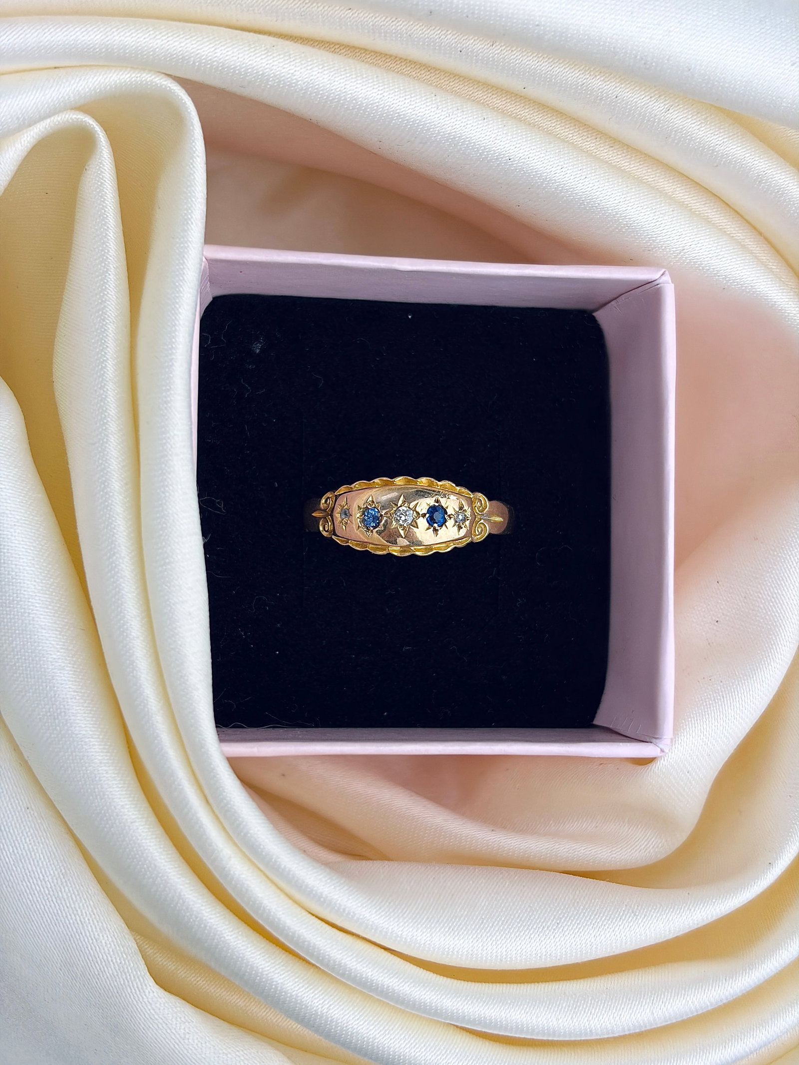 ANTIQUE 18CT YELLOW GOLD SAPPHIRE AND DIAMOND SCALLOP EDGE RING - 9