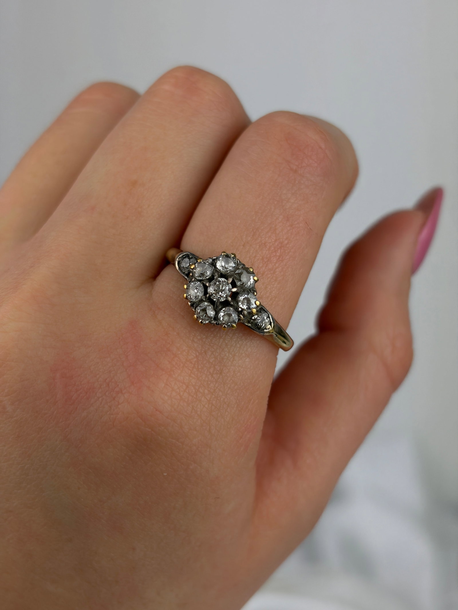 ANTIQUE 18CT GOLD DIAMOND CLUSTER RING - 8