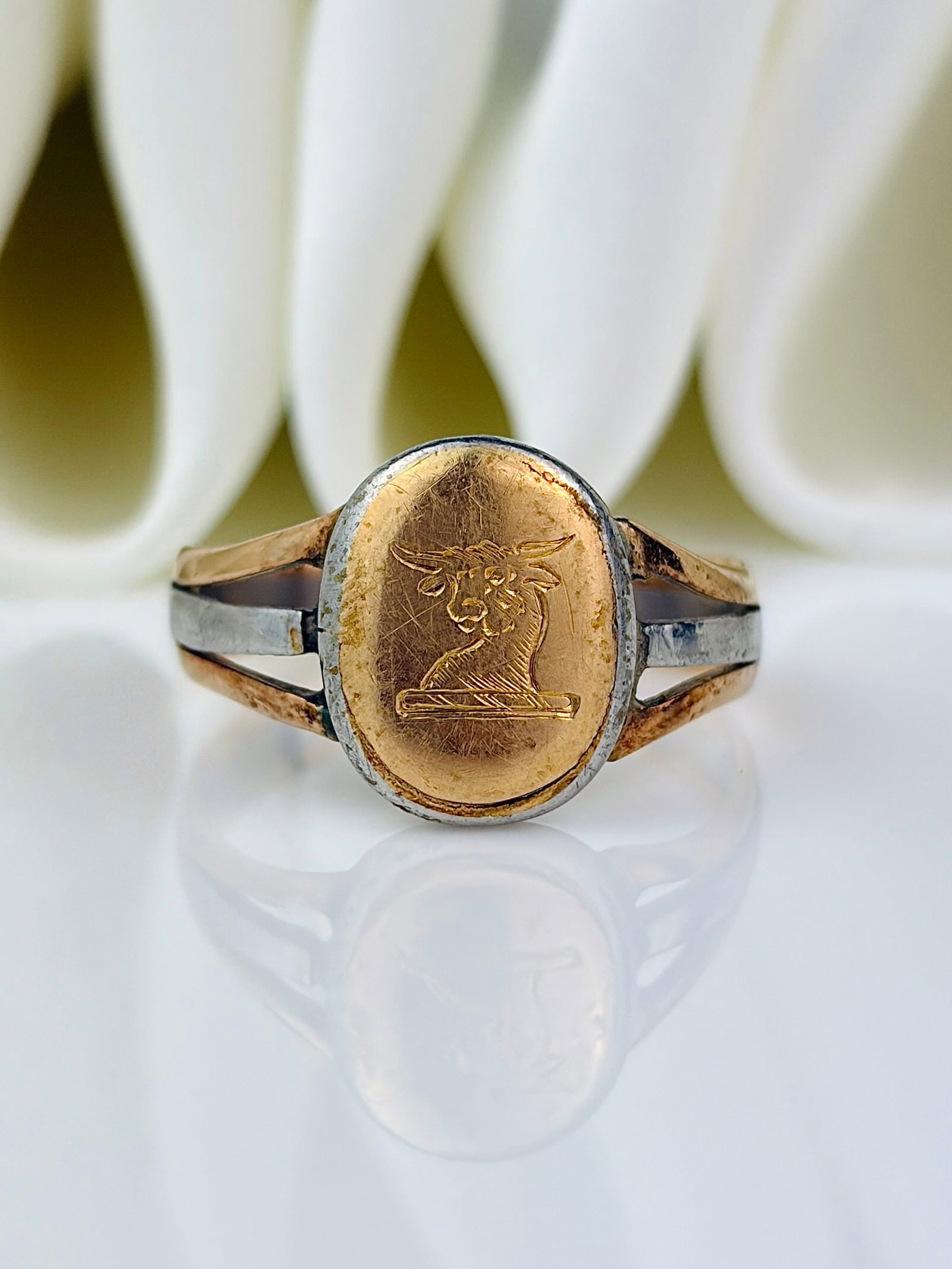 heavy antique 18ct yellow gold and platinum signet ring: heavy antique 18ct yellow gold and platinum signet ring