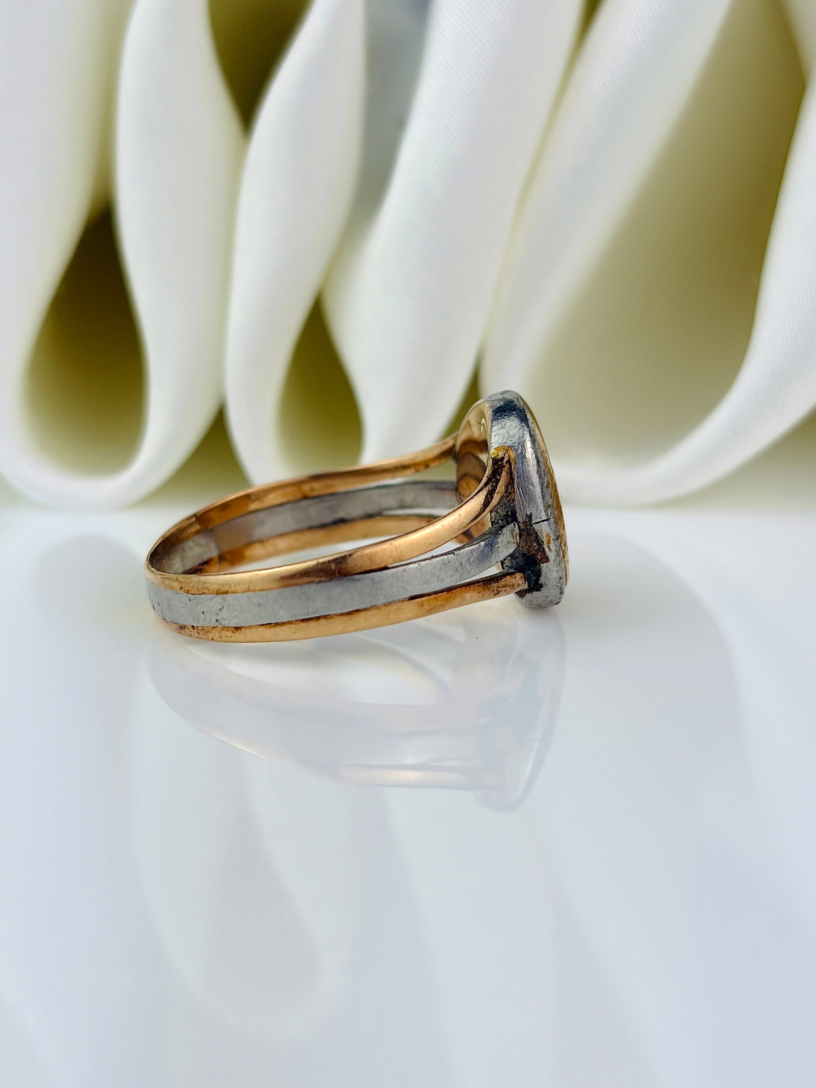 heavy antique 18ct yellow gold and platinum signet ring - 2