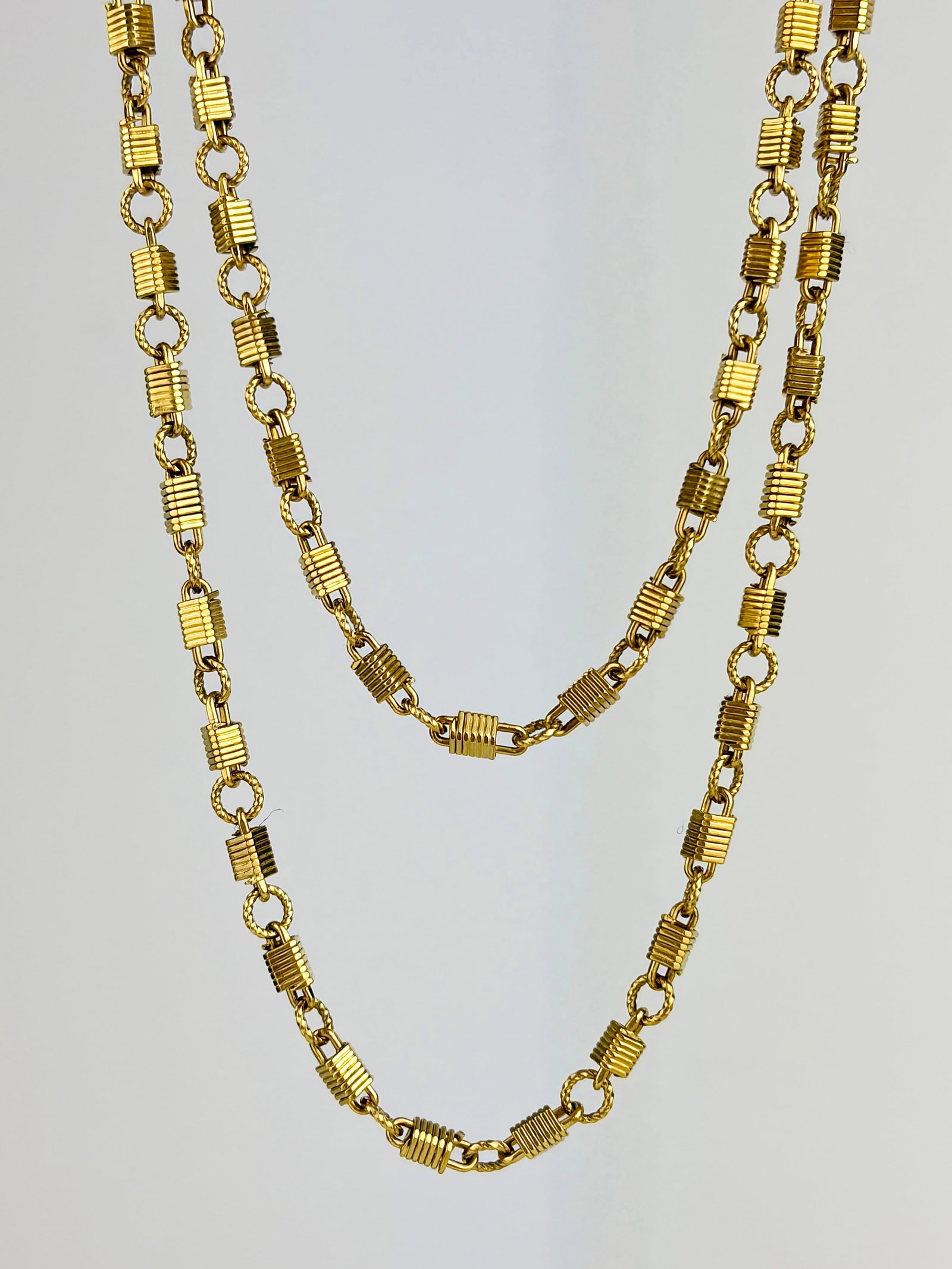 Vintage 18ct Yellow Gold Long Unique Link Textured Chain Necklace: Vintage 18ct Yellow Gold Long Unique Link Textured Chain Necklace a wonderful long chain with textured square and circle links! Weight: 25.85g Size: Length 70cm, width 5mm Materials: 18ct gold 
