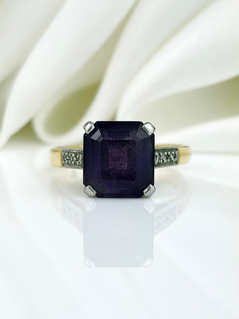 VINTAGE CHUNKY 18CT YELLOW GOLD AND PLATINUM AMETHYST RING WITH DIAMOND SHOULDERS: CHUNKY 18CT YELLOW GOLD AND PLATINUM AMETHYST RING WITH DIAMOND SHOULDERS Lovely amethyst ring!