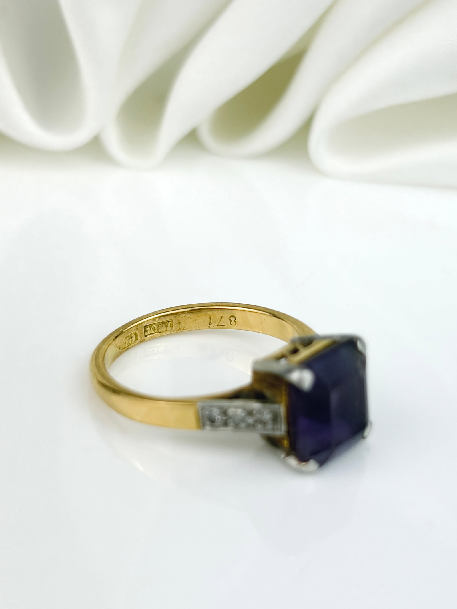 VINTAGE CHUNKY 18CT YELLOW GOLD AND PLATINUM AMETHYST RING WITH DIAMOND SHOULDERS - 4