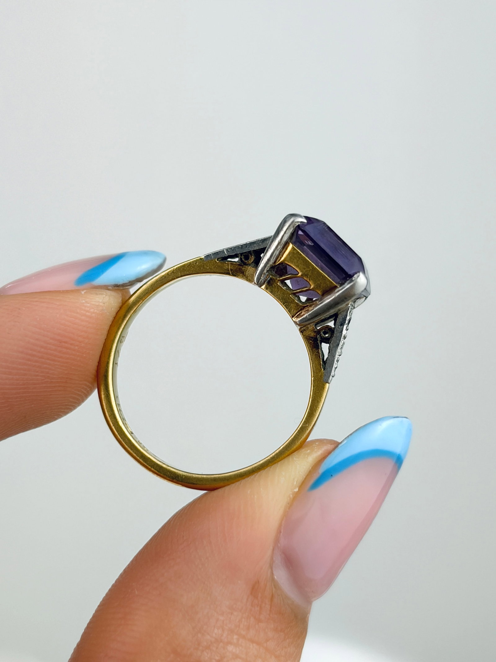 VINTAGE CHUNKY 18CT YELLOW GOLD AND PLATINUM AMETHYST RING WITH DIAMOND SHOULDERS - 6