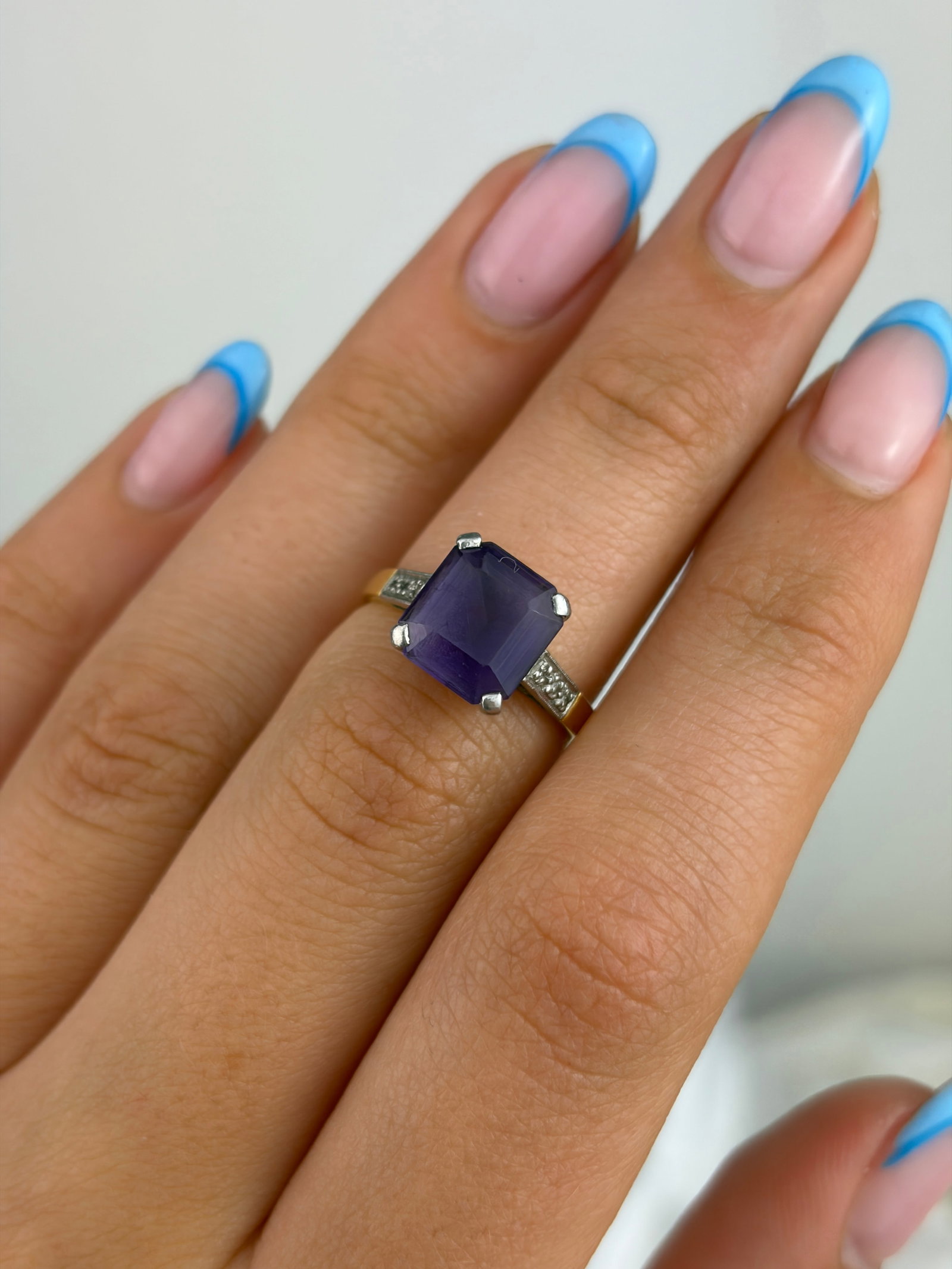 VINTAGE CHUNKY 18CT YELLOW GOLD AND PLATINUM AMETHYST RING WITH DIAMOND SHOULDERS - 8